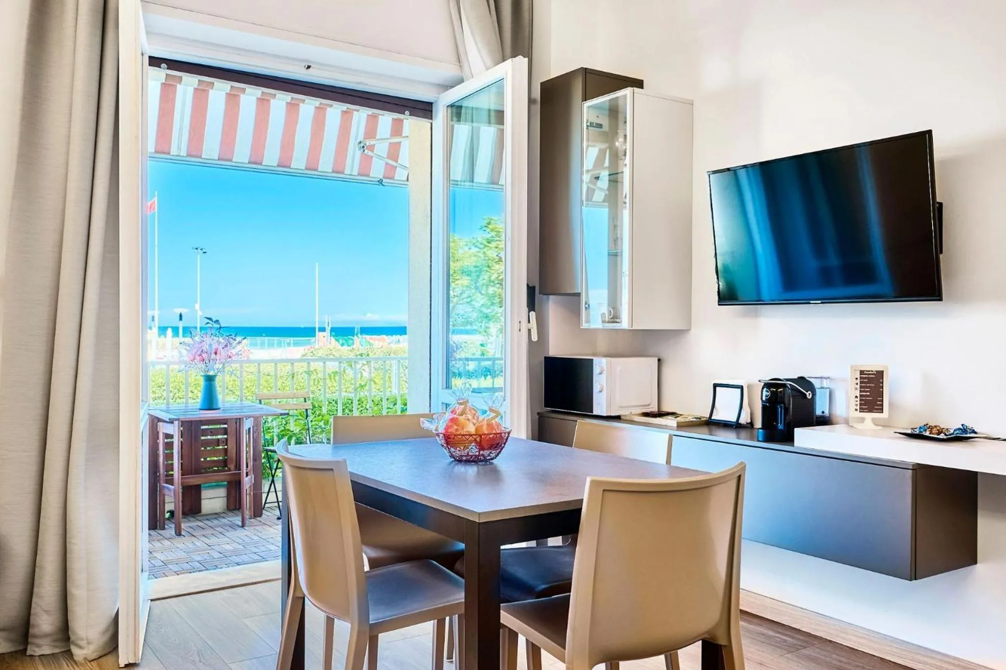 TV and multimedia in Appartamento con Terrazza Fronte Mare