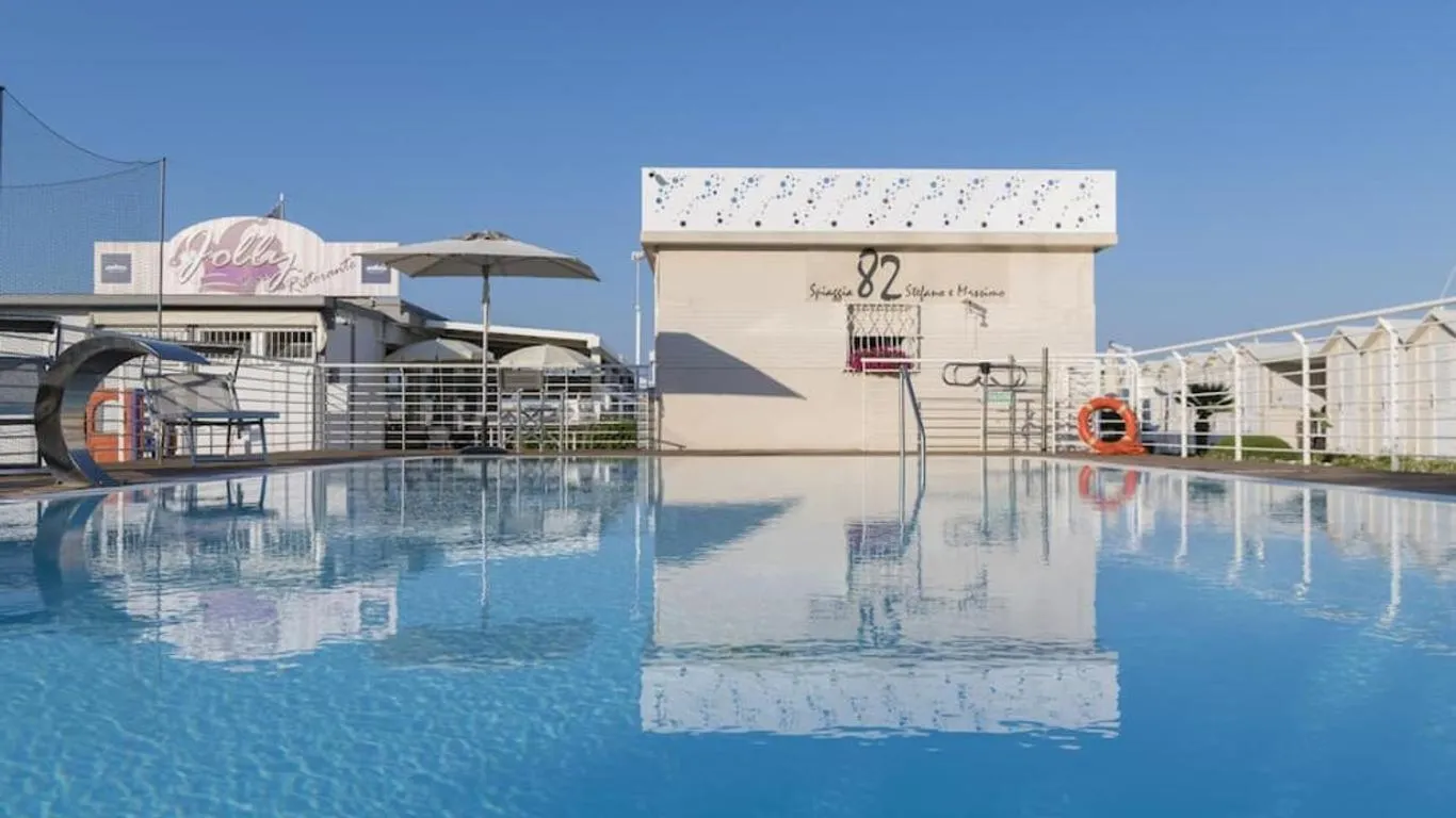 Pool view in Appartamento con Terrazza Fronte Mare