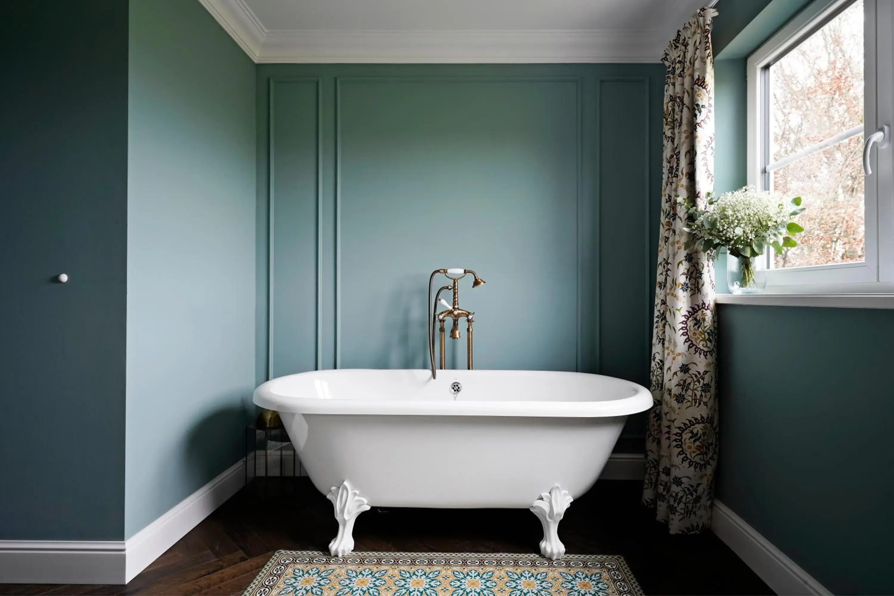 Large Room with Bathtub in numa I Ivy Large Room with Bathtub in numa I Ivy