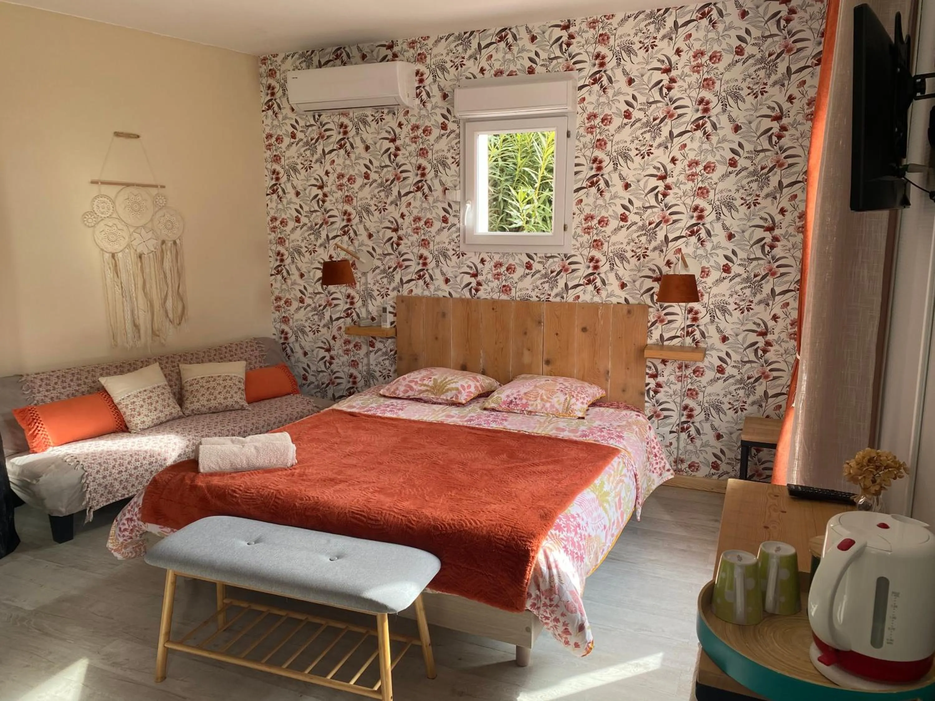 Photo of the whole room, Bed in Chambre d’hôtes vaucluse