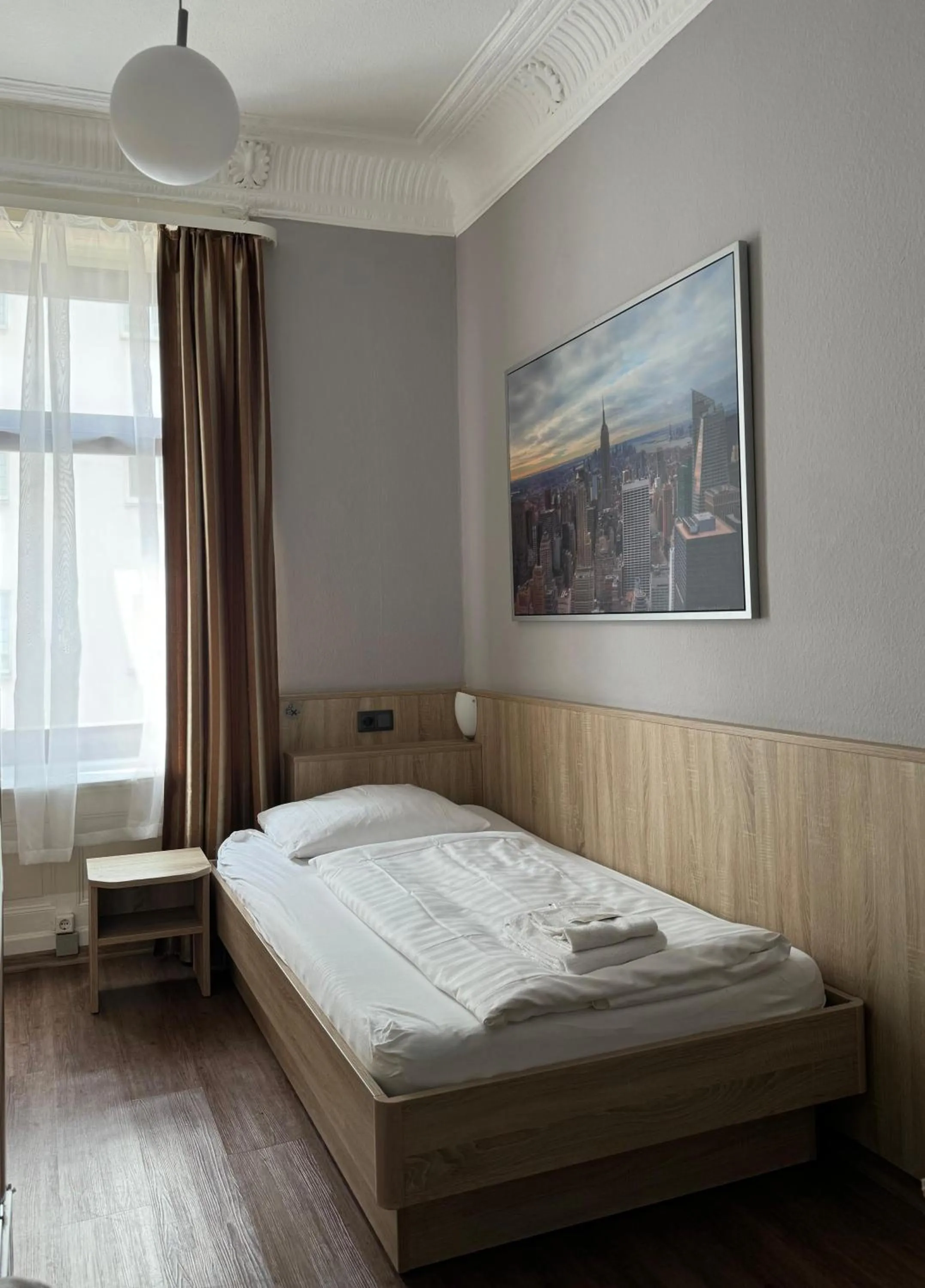 Bed in Hotel Kieler Hof - Hamburg Central Station