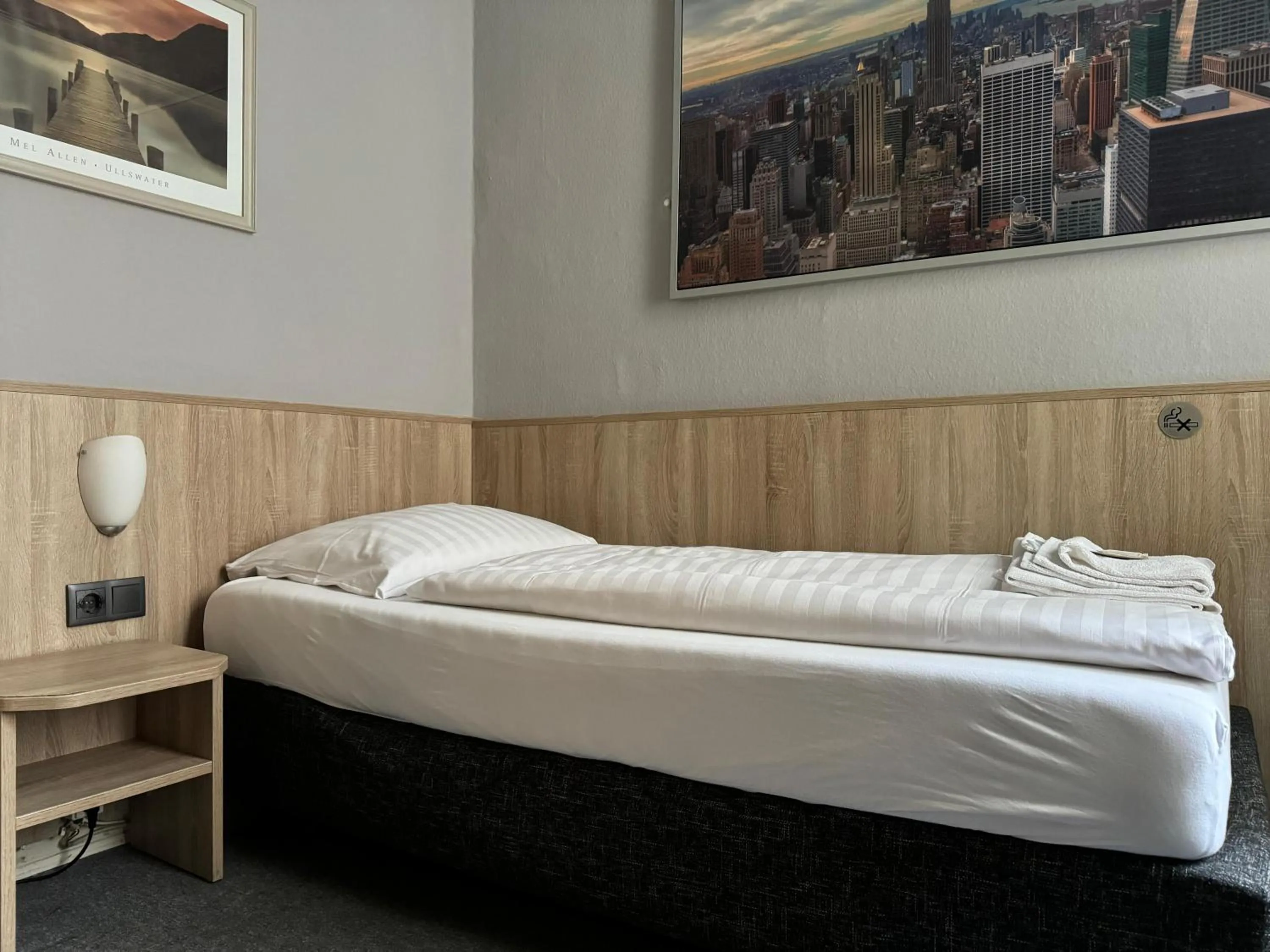 Bed in Hotel Kieler Hof - Hamburg Central Station