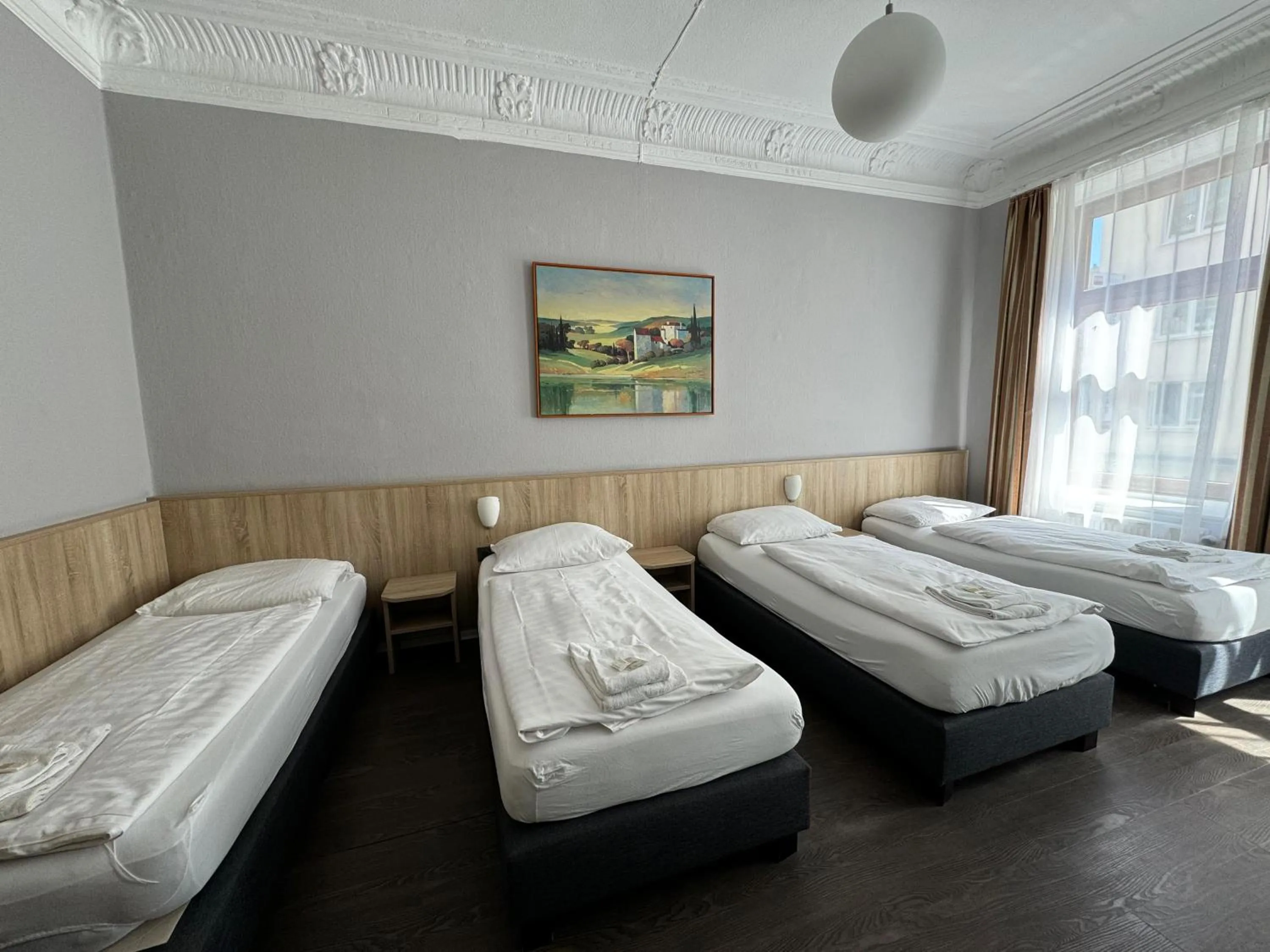 Bed in Hotel Kieler Hof - Hamburg Central Station