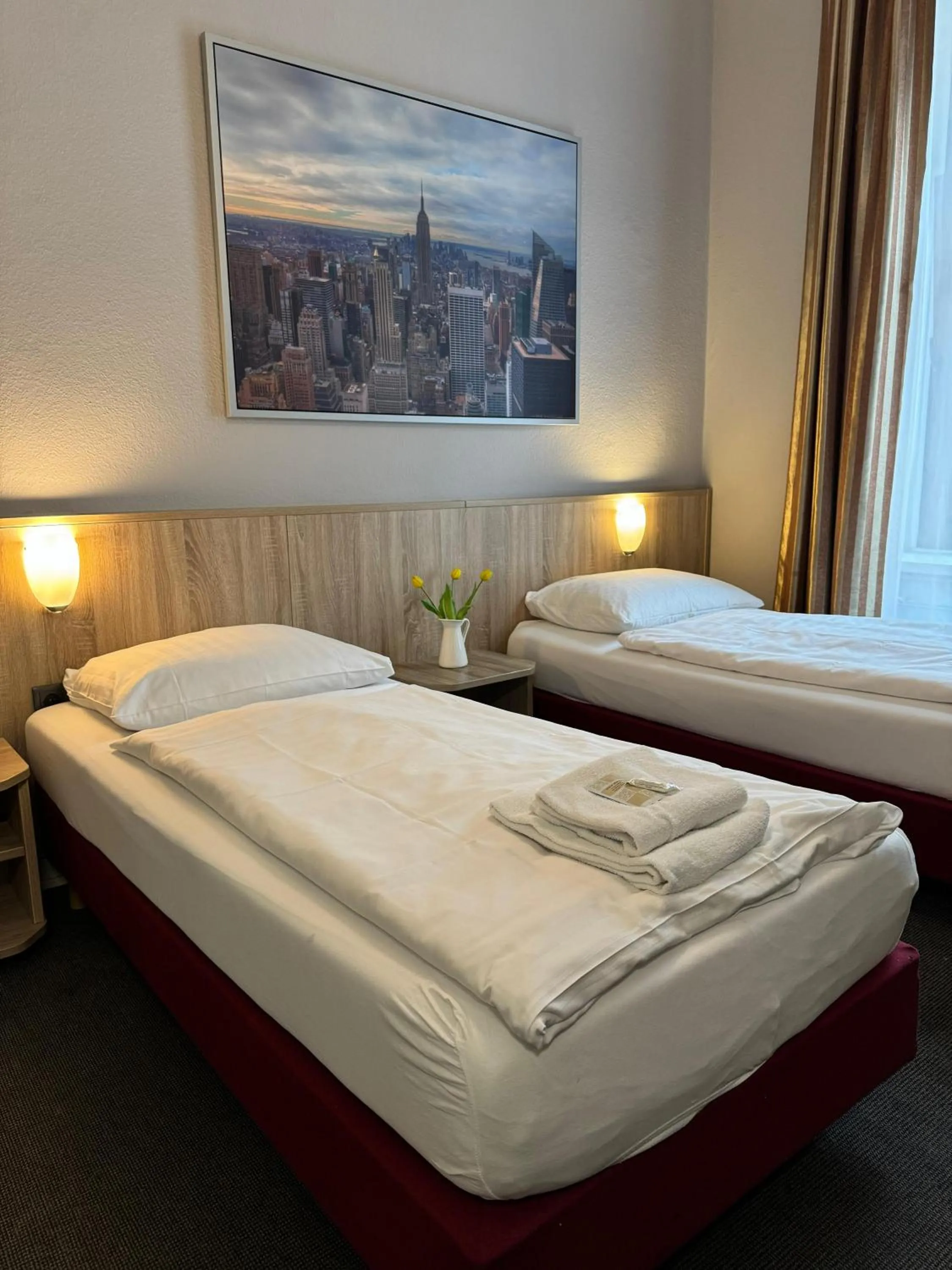 Bed in Hotel Kieler Hof - Hamburg Central Station