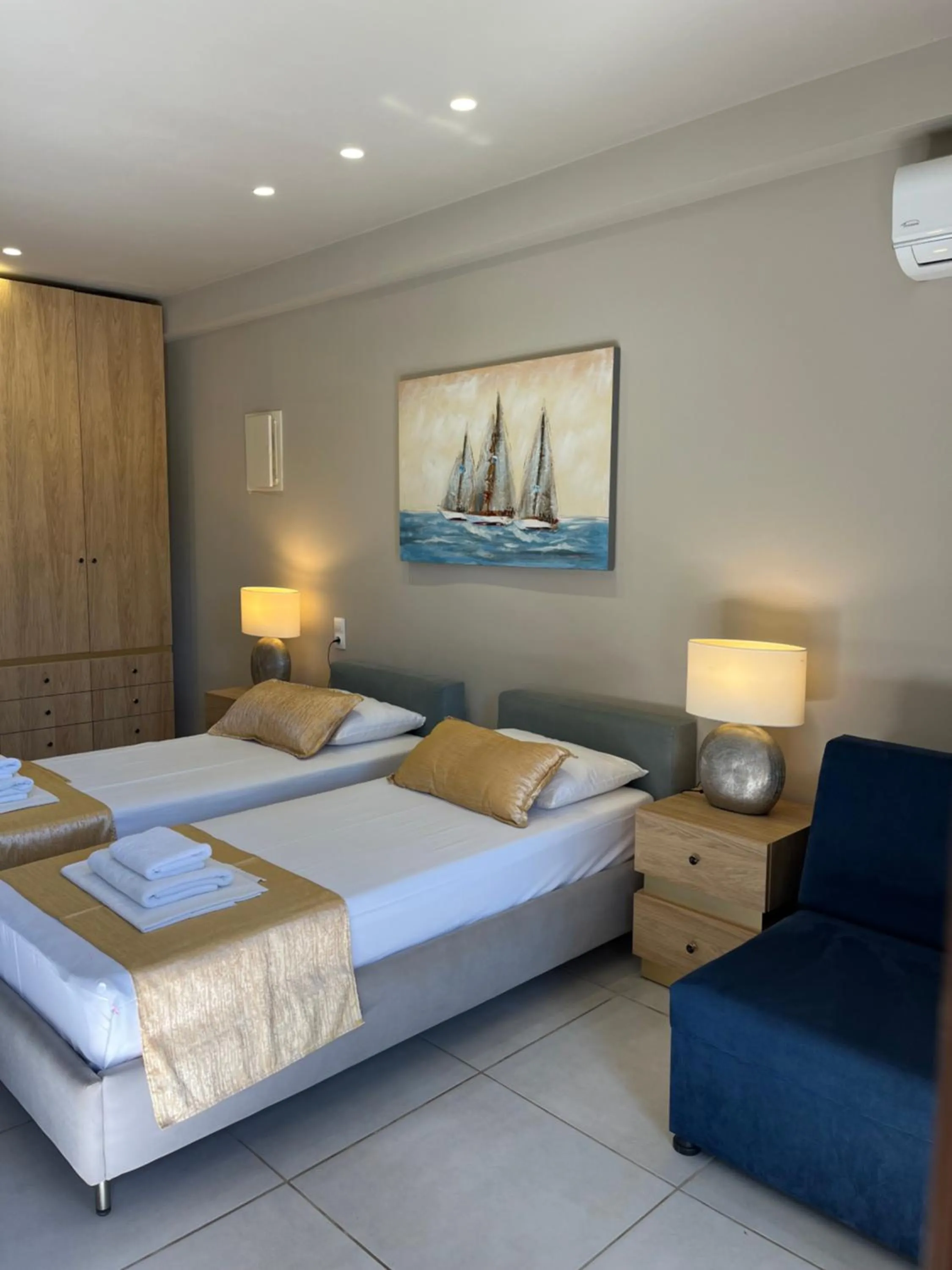 Photo of the whole room, Bed in Oro