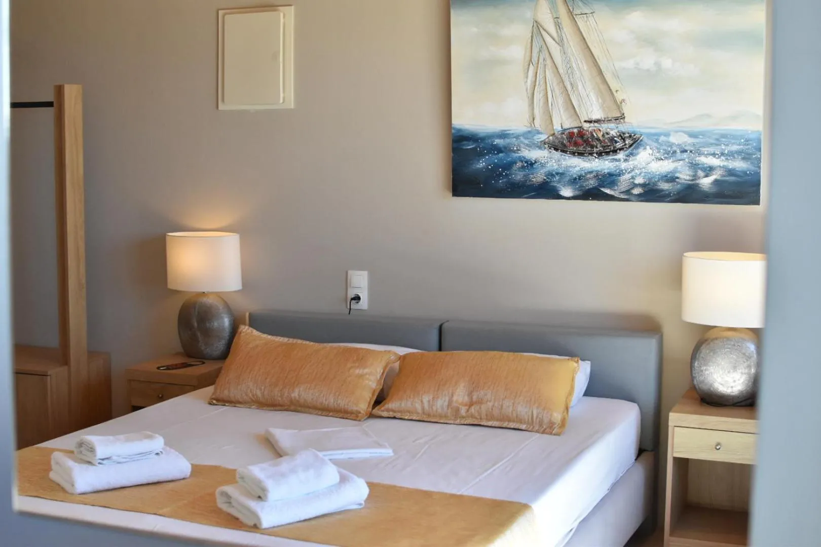 Photo of the whole room, Bed in Oro
