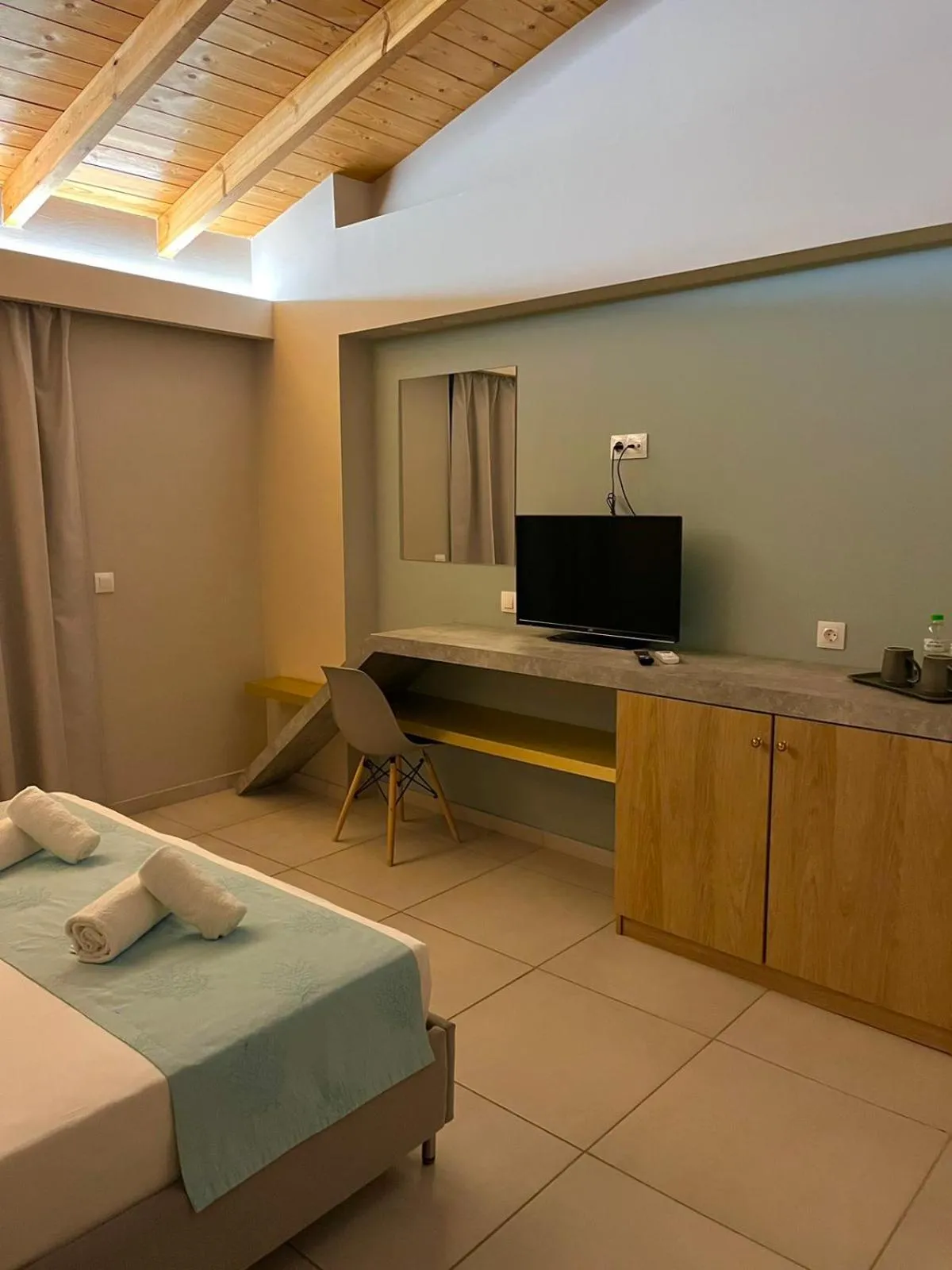 Photo of the whole room, Bed in Oro