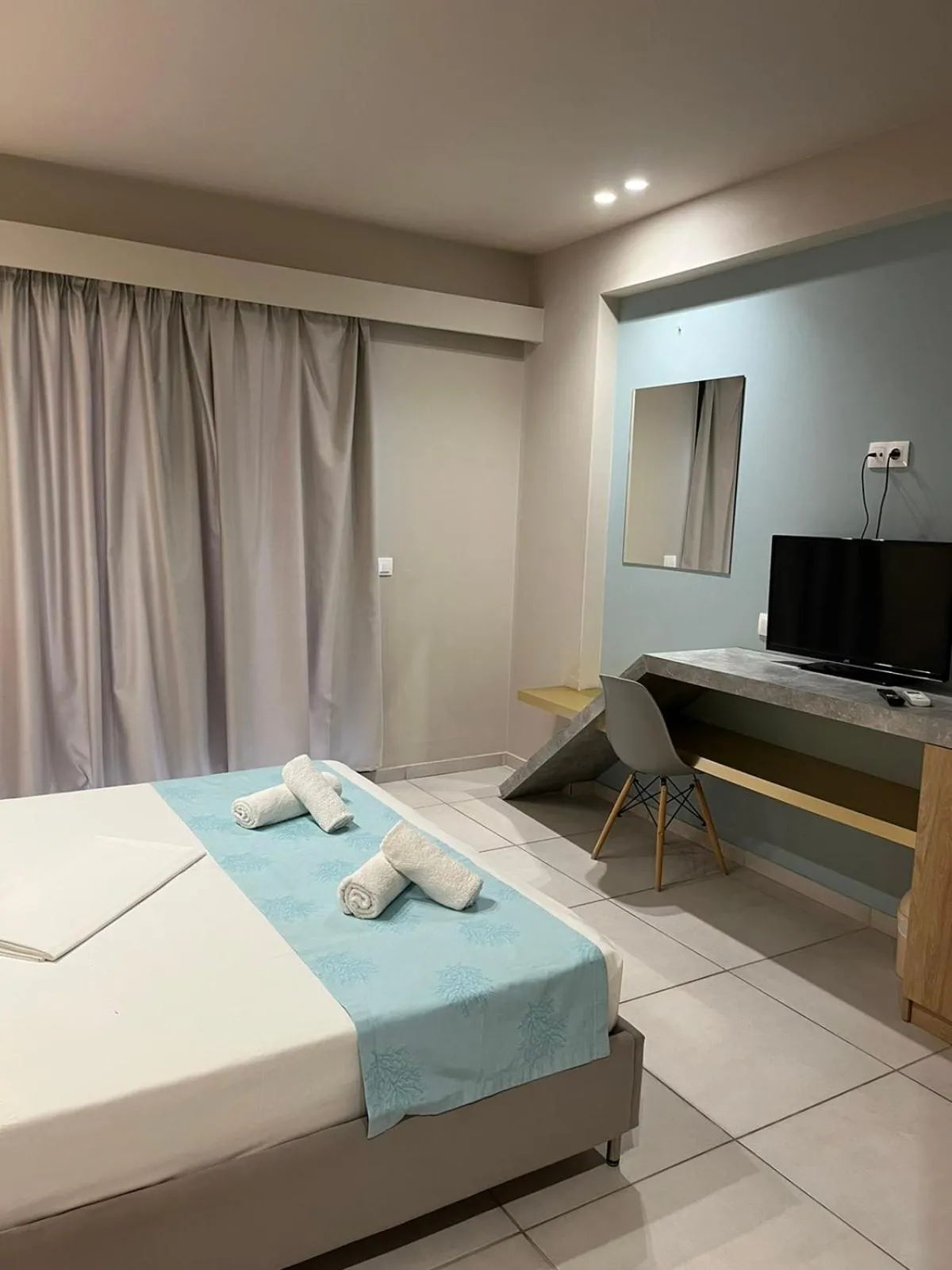 Photo of the whole room, Bed in Oro