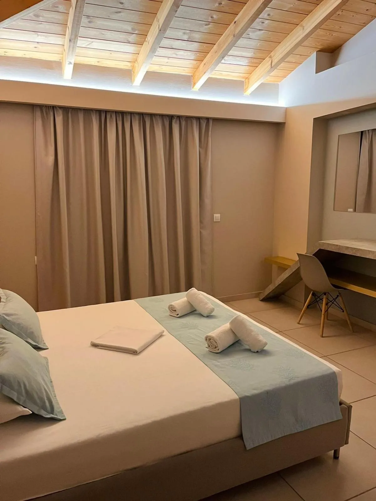 Bedroom, Bed in Oro