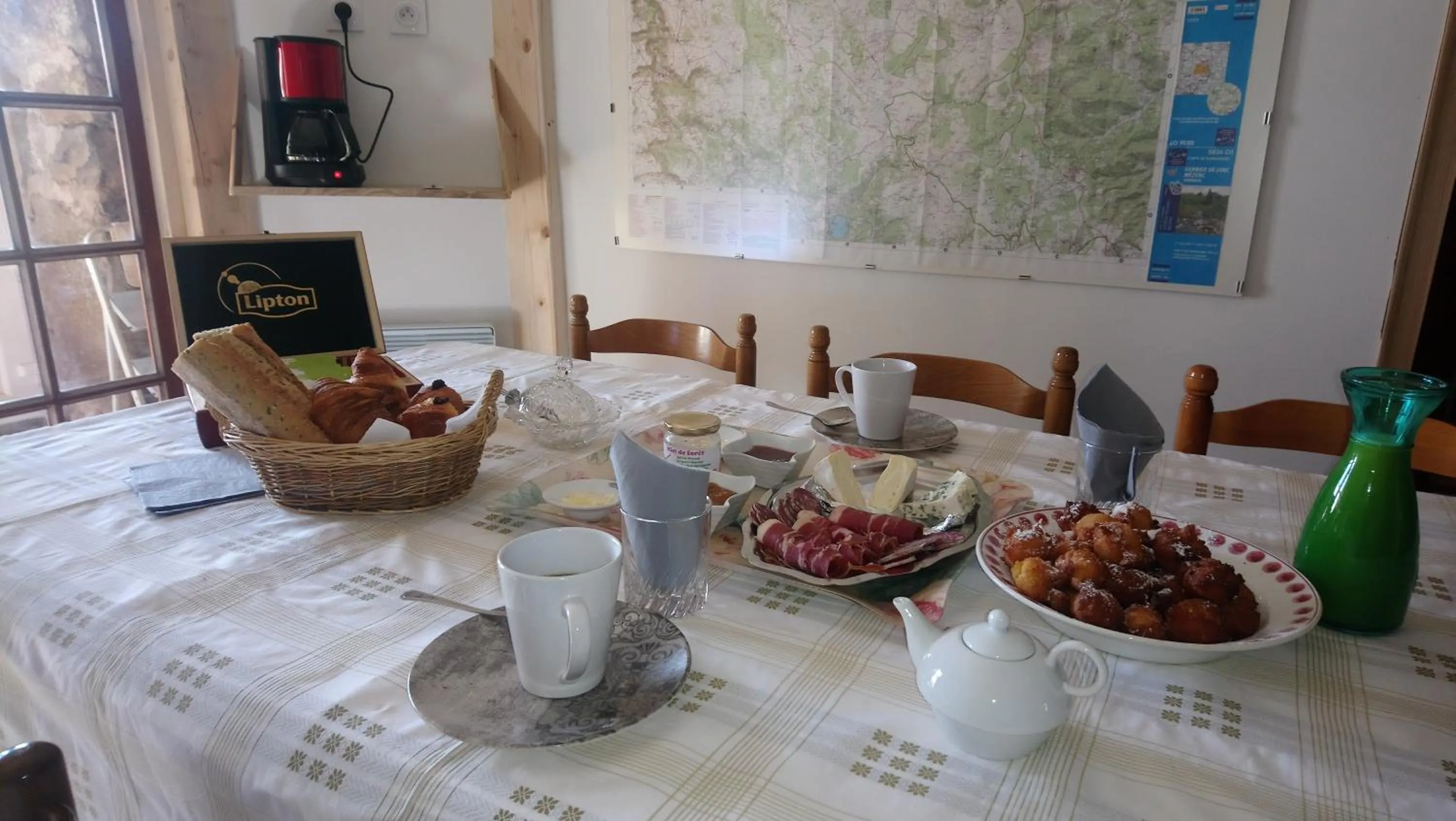 Communal kitchen in la ferme du crie