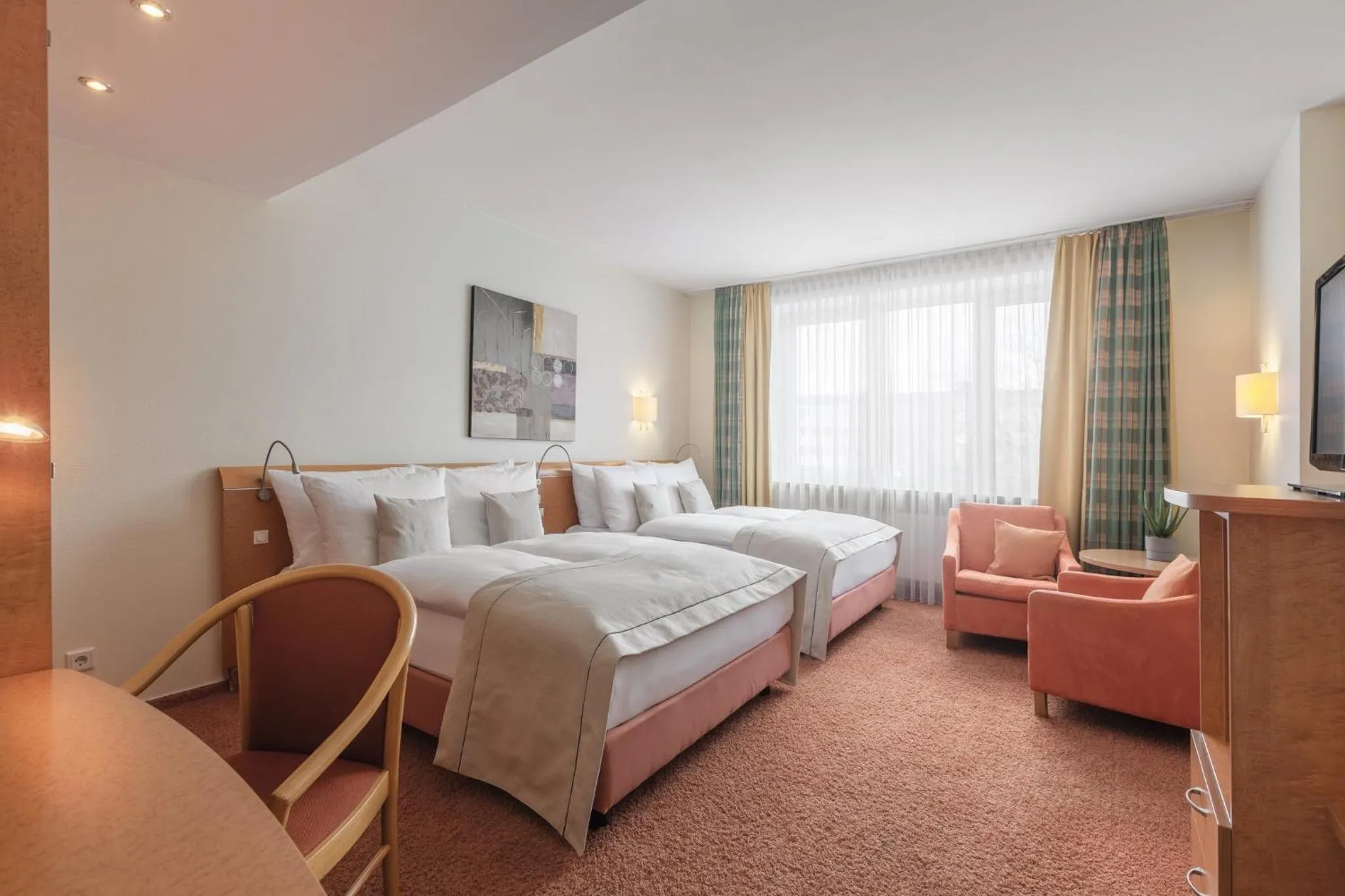 Photo of the whole room, Bed in Garner Hotel Hamburg - Wandsbek Marktplatz by IHG