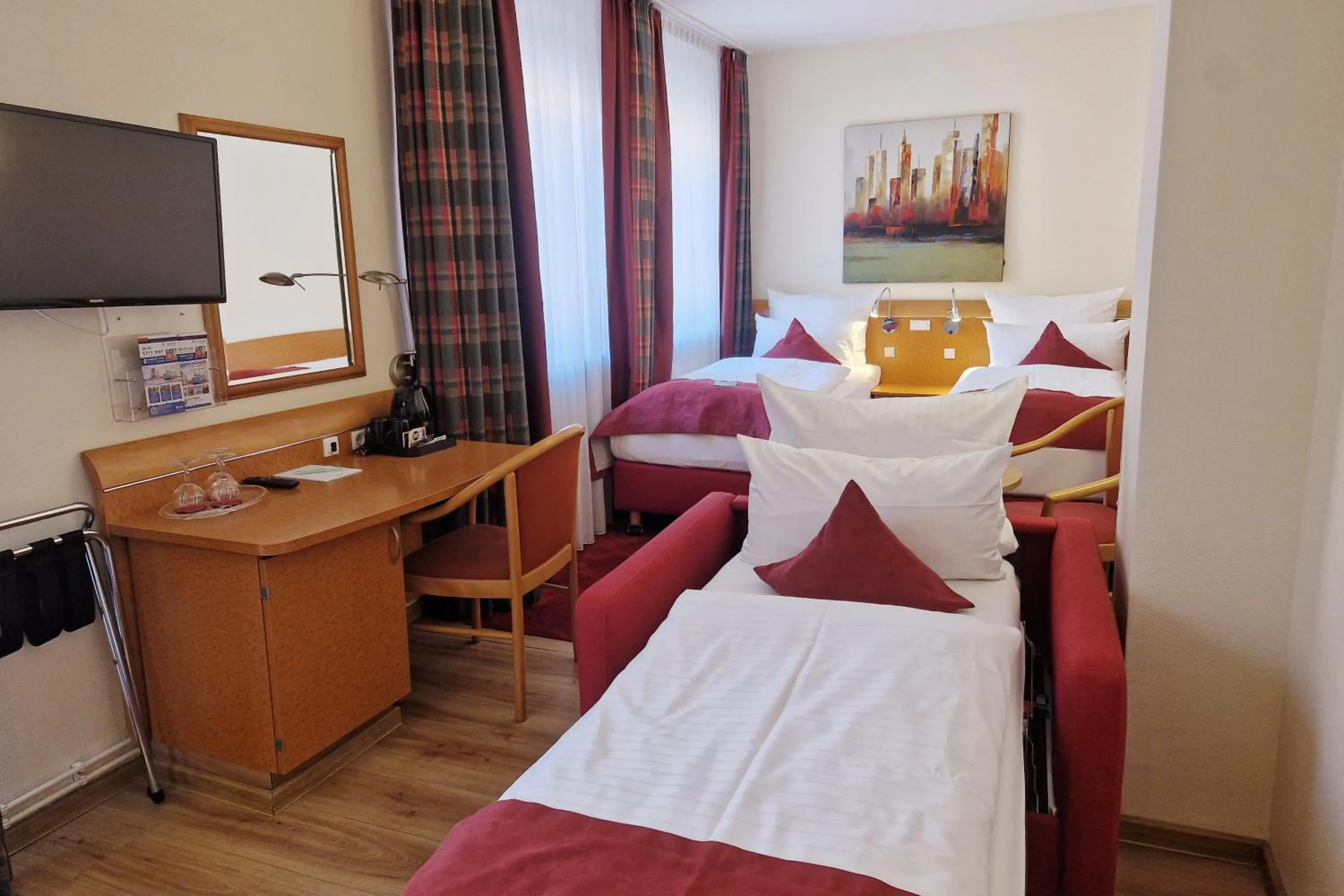 Photo of the whole room, Bed in Garner Hotel Hamburg - Wandsbek Marktplatz by IHG