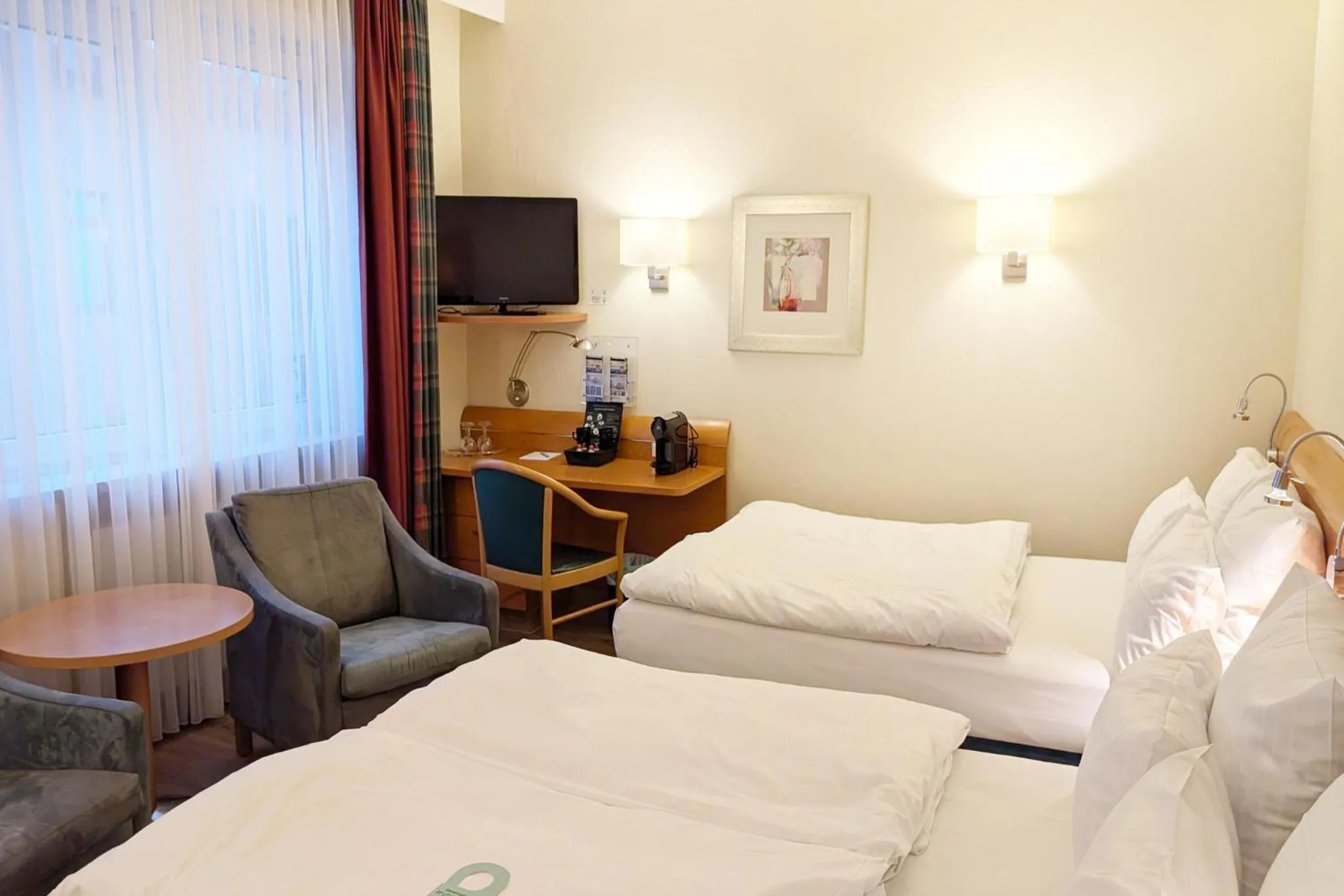 Photo of the whole room, Bed in Garner Hotel Hamburg - Wandsbek Marktplatz by IHG