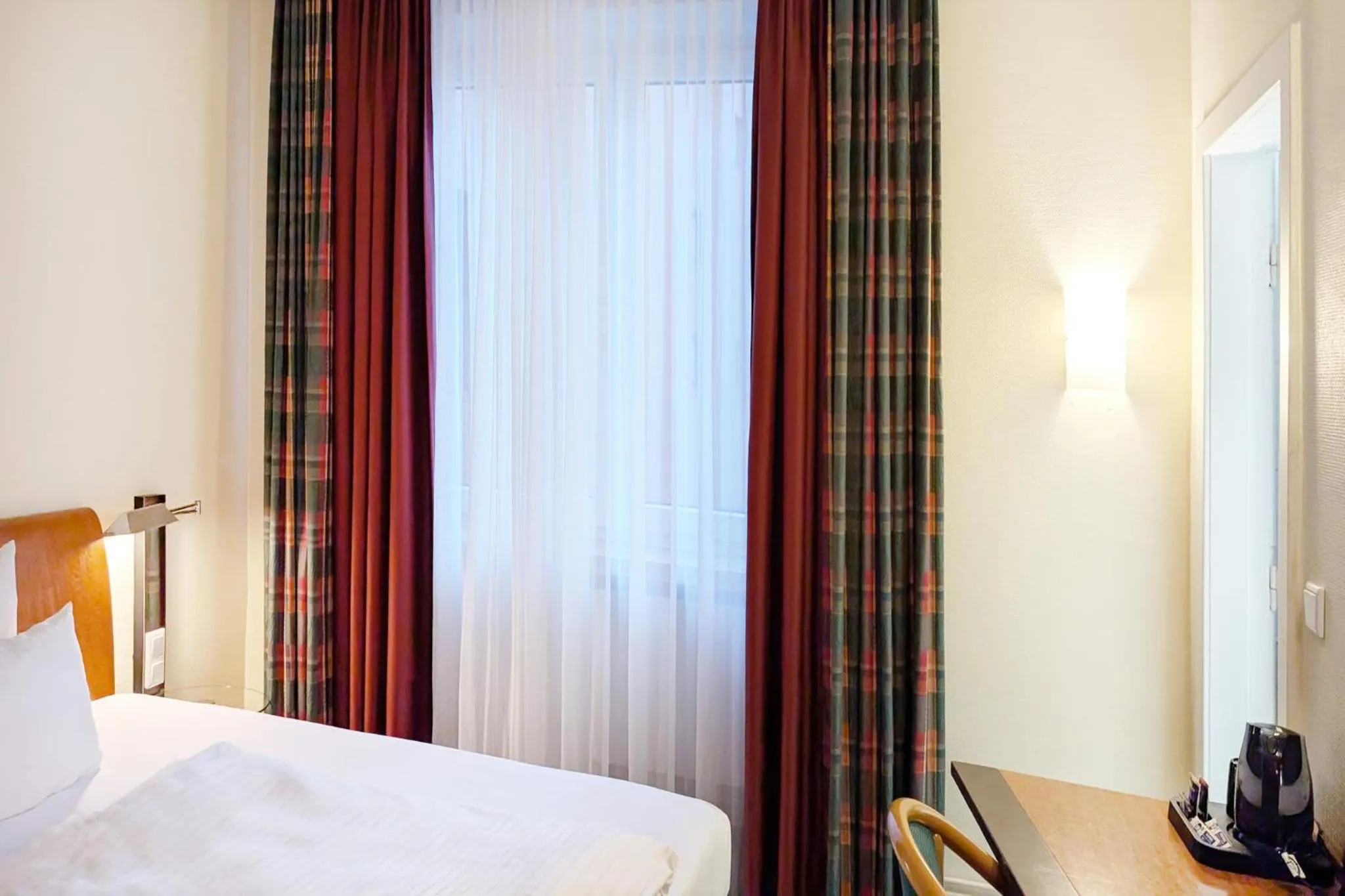 Photo of the whole room, Bed in Garner Hotel Hamburg - Wandsbek Marktplatz by IHG