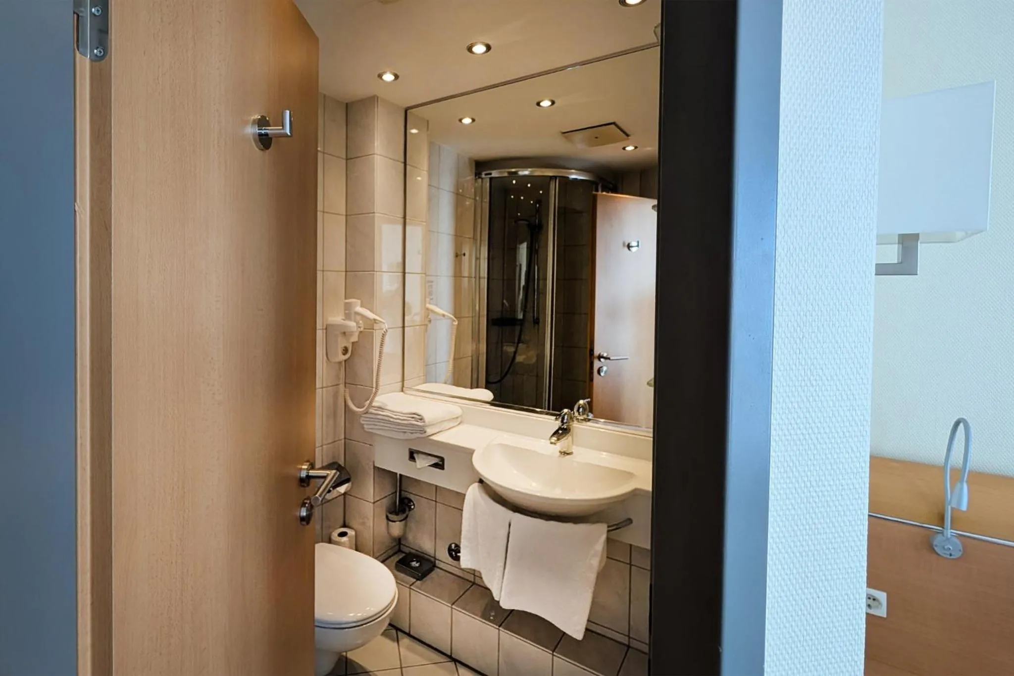 Bathroom in Garner Hotel Hamburg - Wandsbek Marktplatz by IHG
