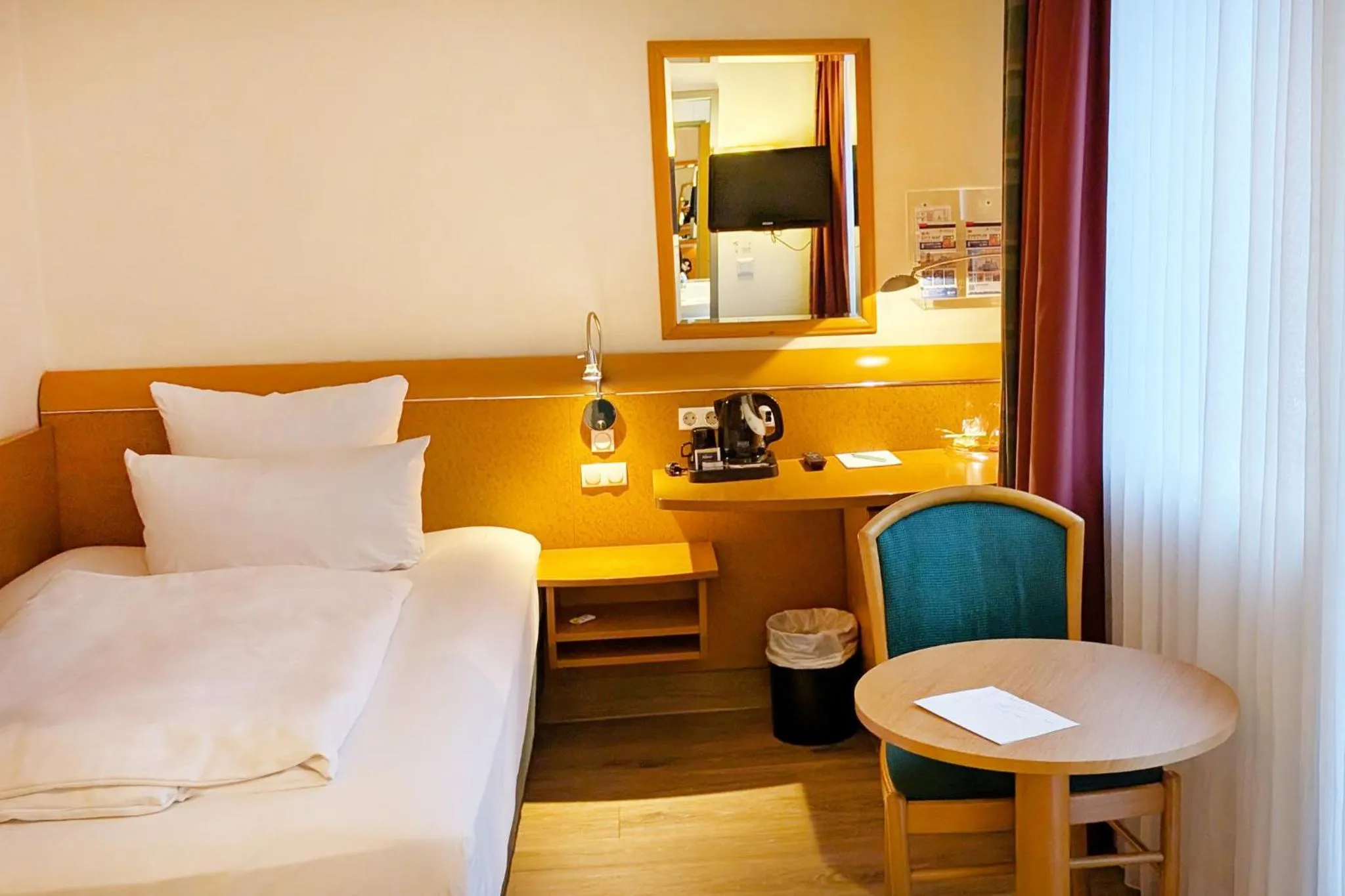 Photo of the whole room, Bed in Garner Hotel Hamburg - Wandsbek Marktplatz by IHG