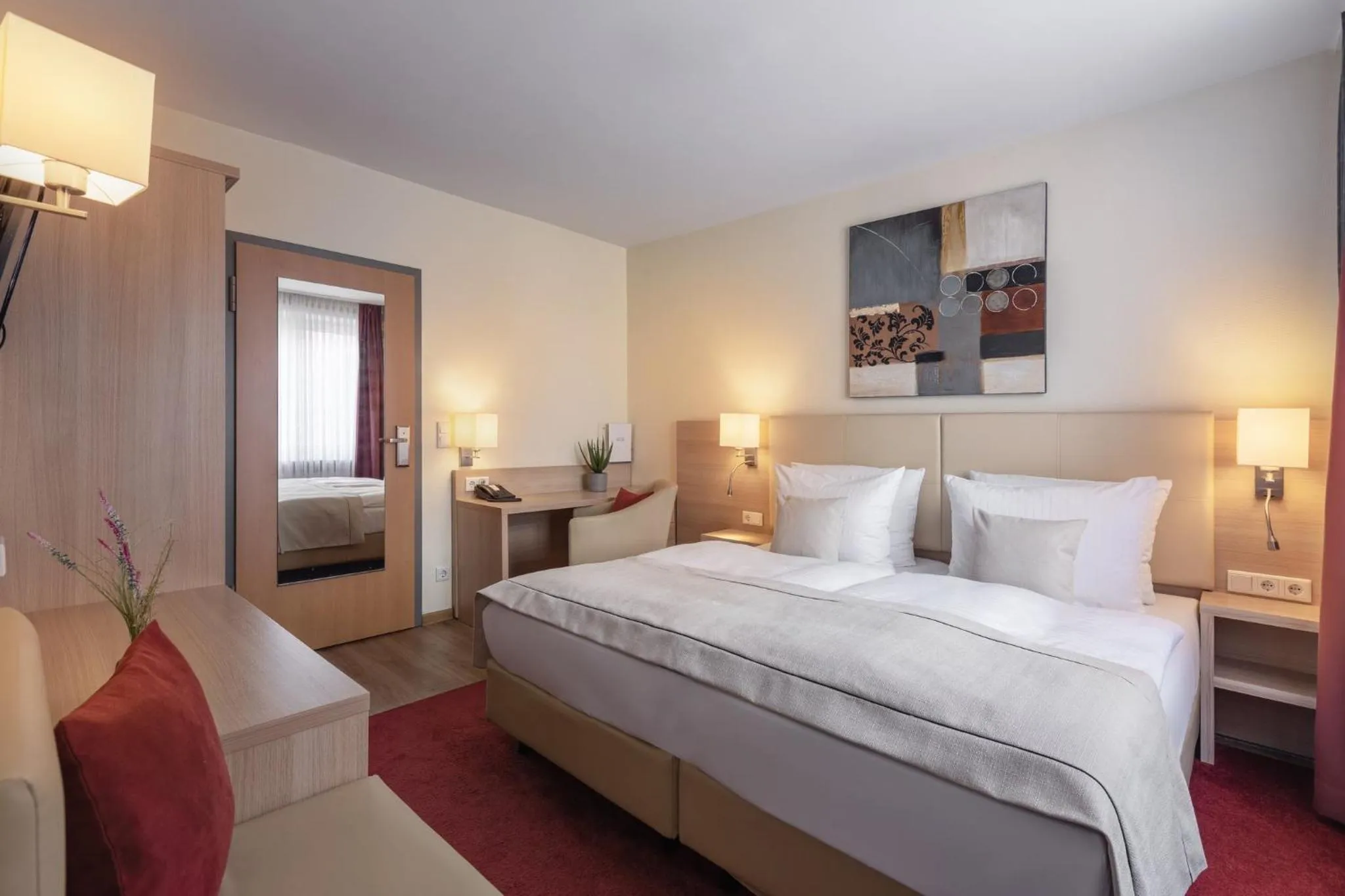 Photo of the whole room, Bed in Garner Hotel Hamburg - Wandsbek Marktplatz by IHG