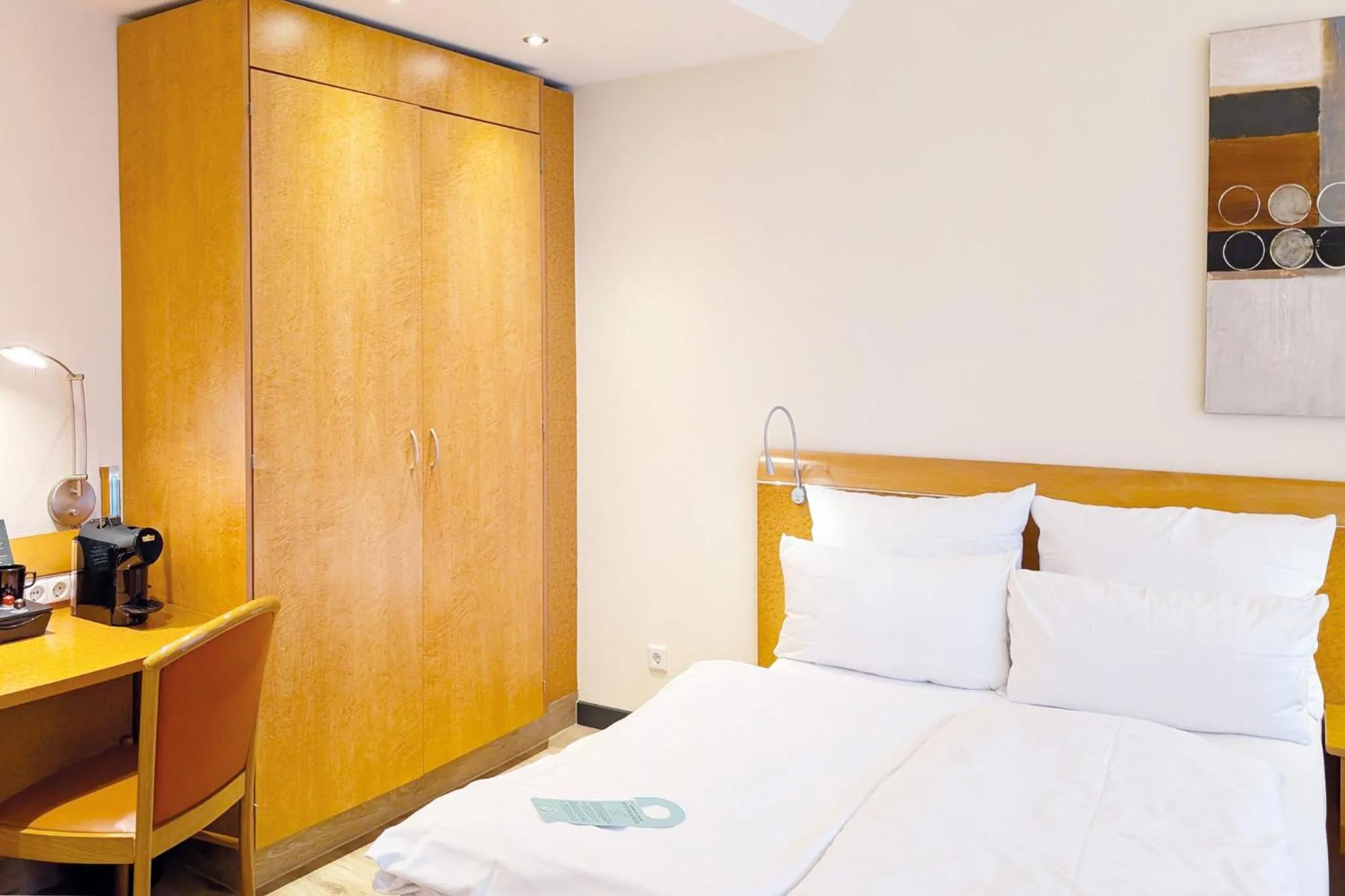 Photo of the whole room, Bed in Garner Hotel Hamburg - Wandsbek Marktplatz by IHG