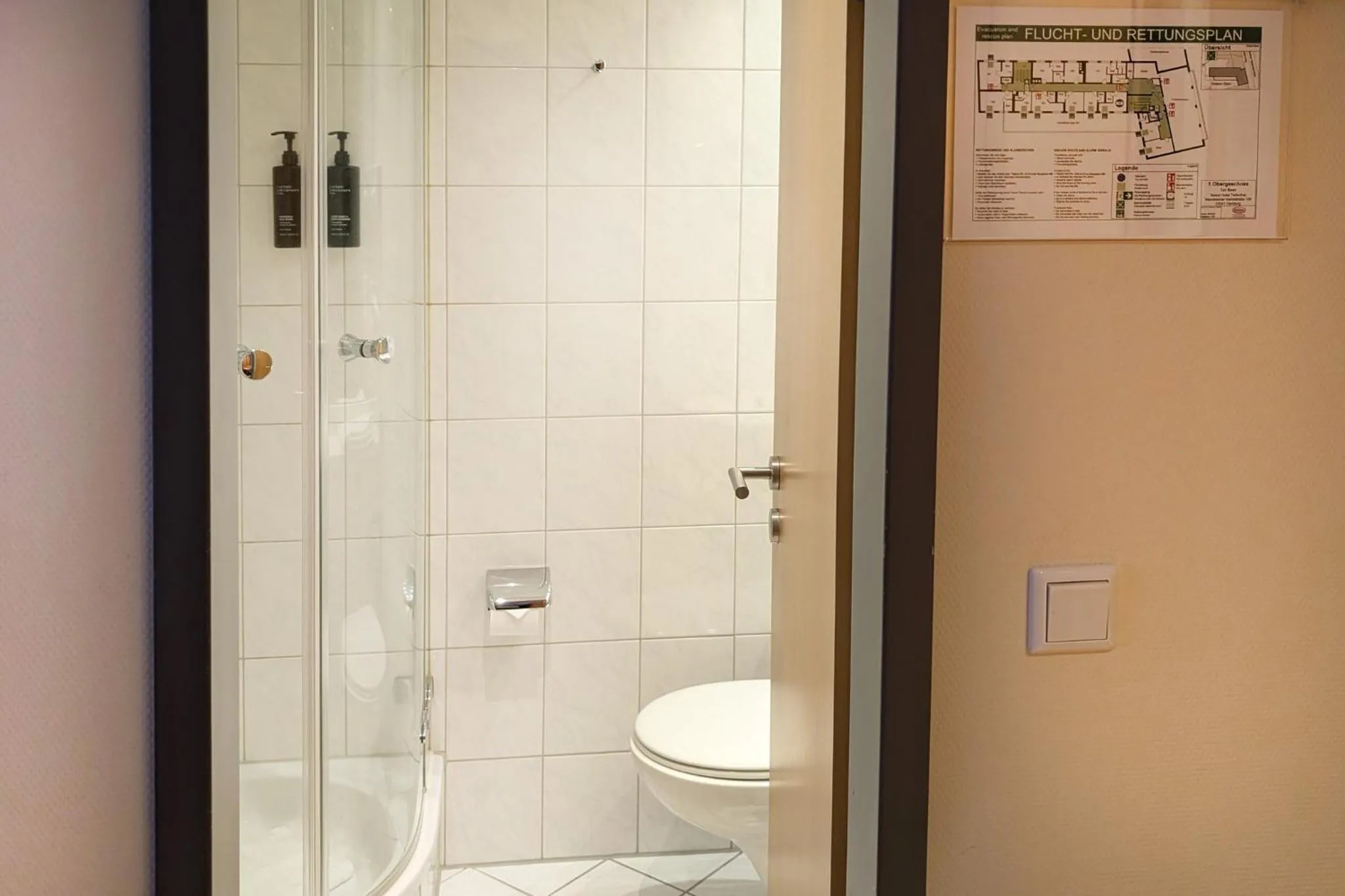 Bathroom in Garner Hotel Hamburg - Wandsbek Marktplatz by IHG