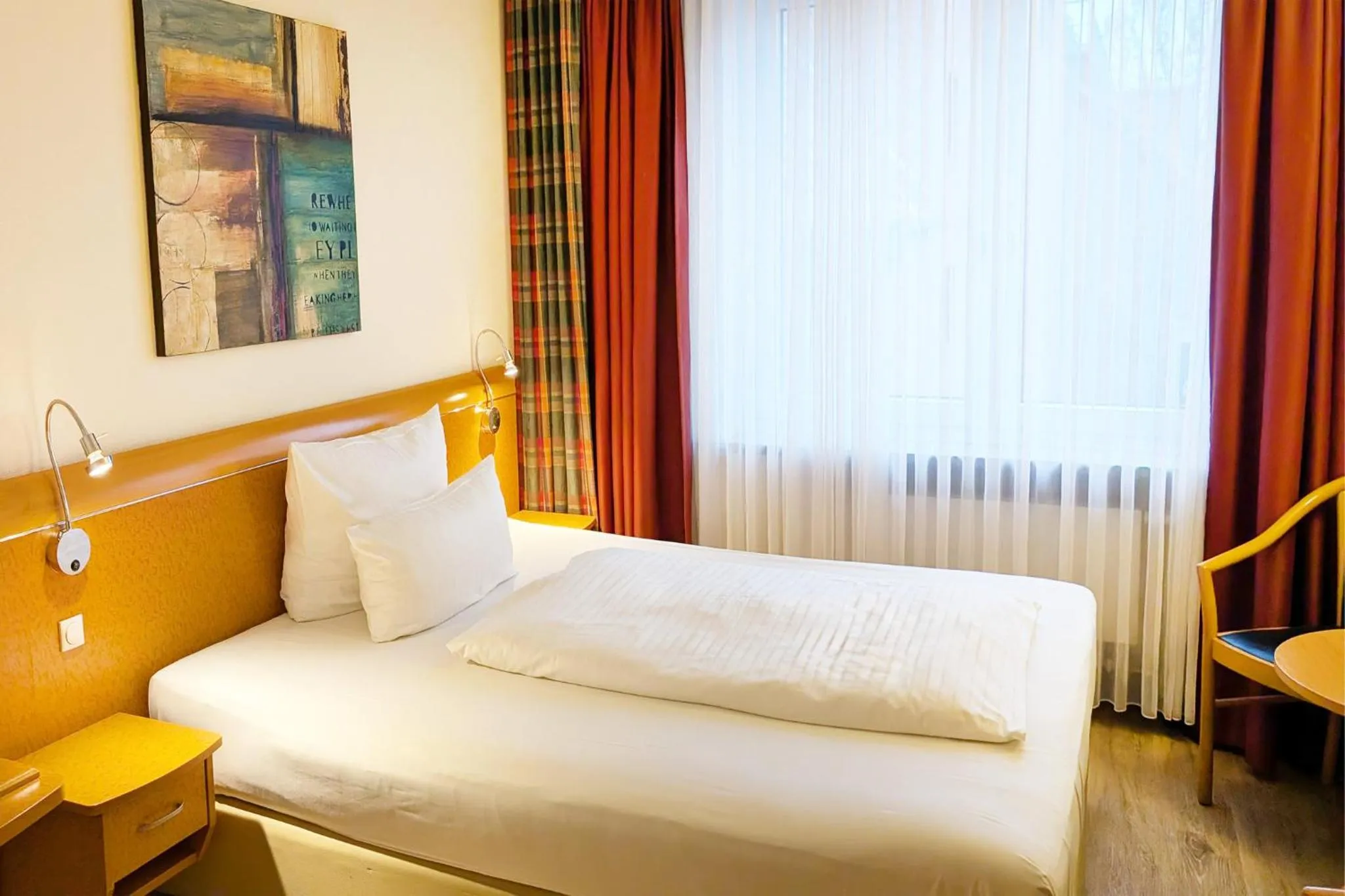 Photo of the whole room, Bed in Garner Hotel Hamburg - Wandsbek Marktplatz by IHG