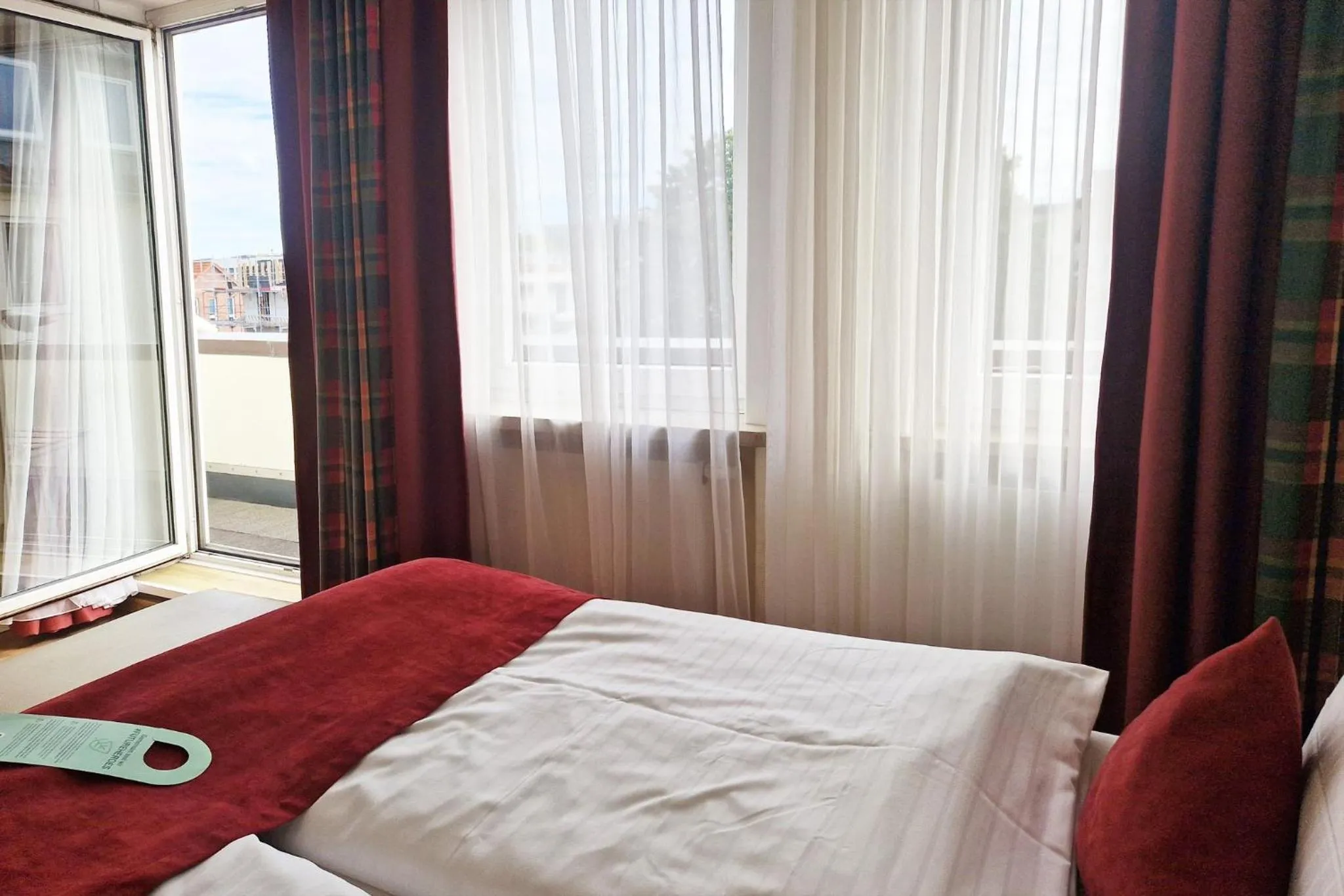 Photo of the whole room, Bed in Garner Hotel Hamburg - Wandsbek Marktplatz by IHG