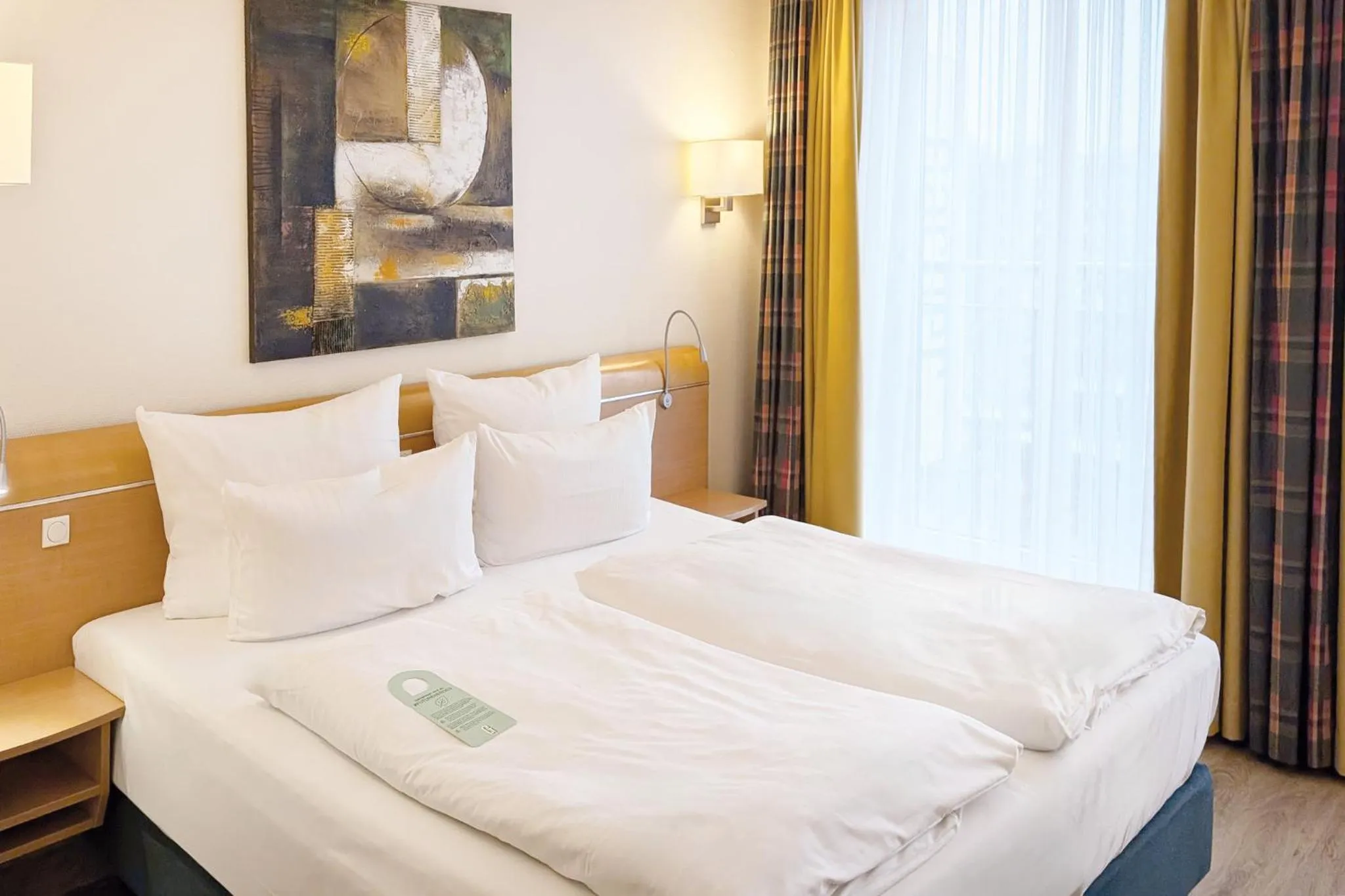 Photo of the whole room, Bed in Garner Hotel Hamburg - Wandsbek Marktplatz by IHG