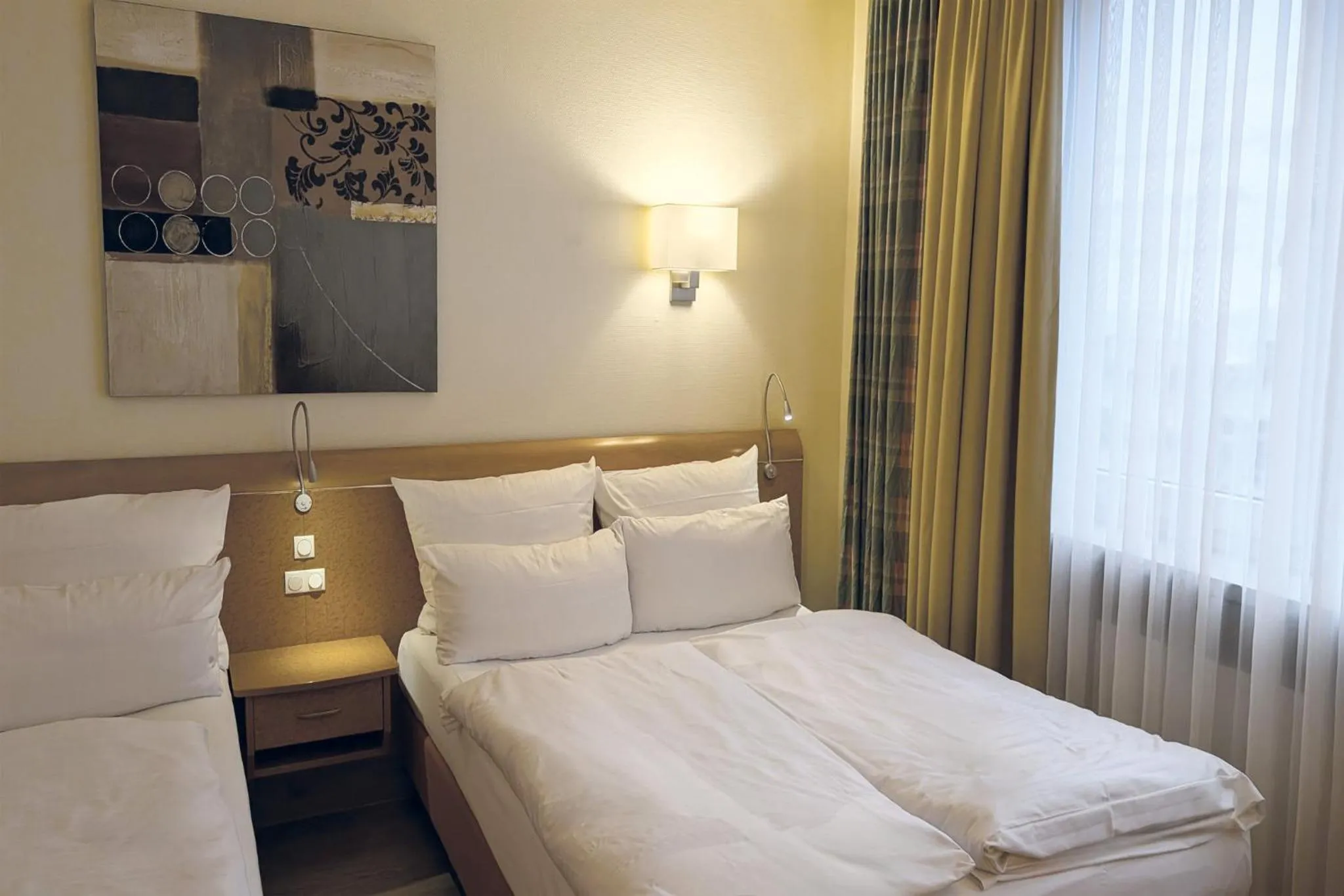 Photo of the whole room, Bed in Garner Hotel Hamburg - Wandsbek Marktplatz by IHG