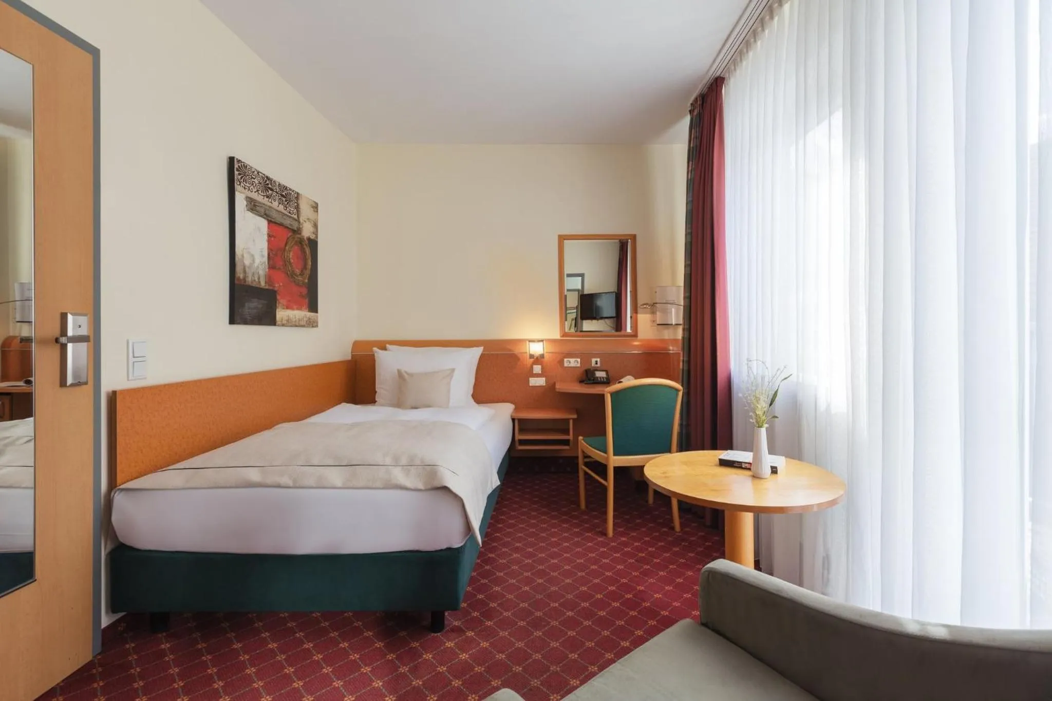 Photo of the whole room, Bed in Garner Hotel Hamburg - Wandsbek Marktplatz by IHG