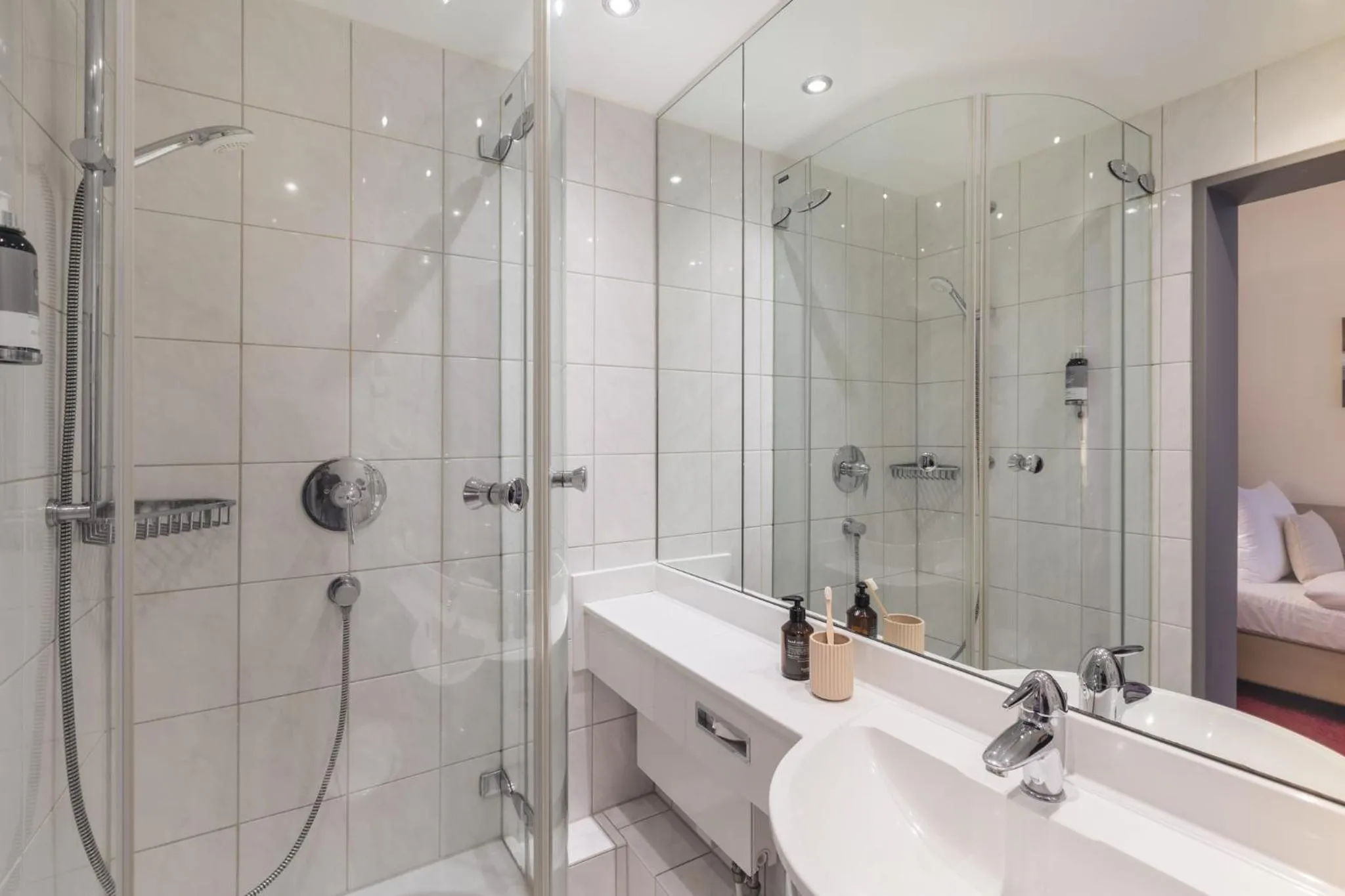 Bathroom in Garner Hotel Hamburg - Wandsbek Marktplatz by IHG