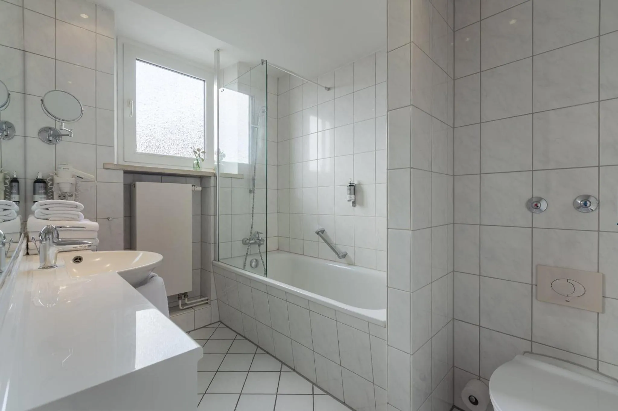 Bathroom in Garner Hotel Hamburg - Wandsbek Marktplatz by IHG