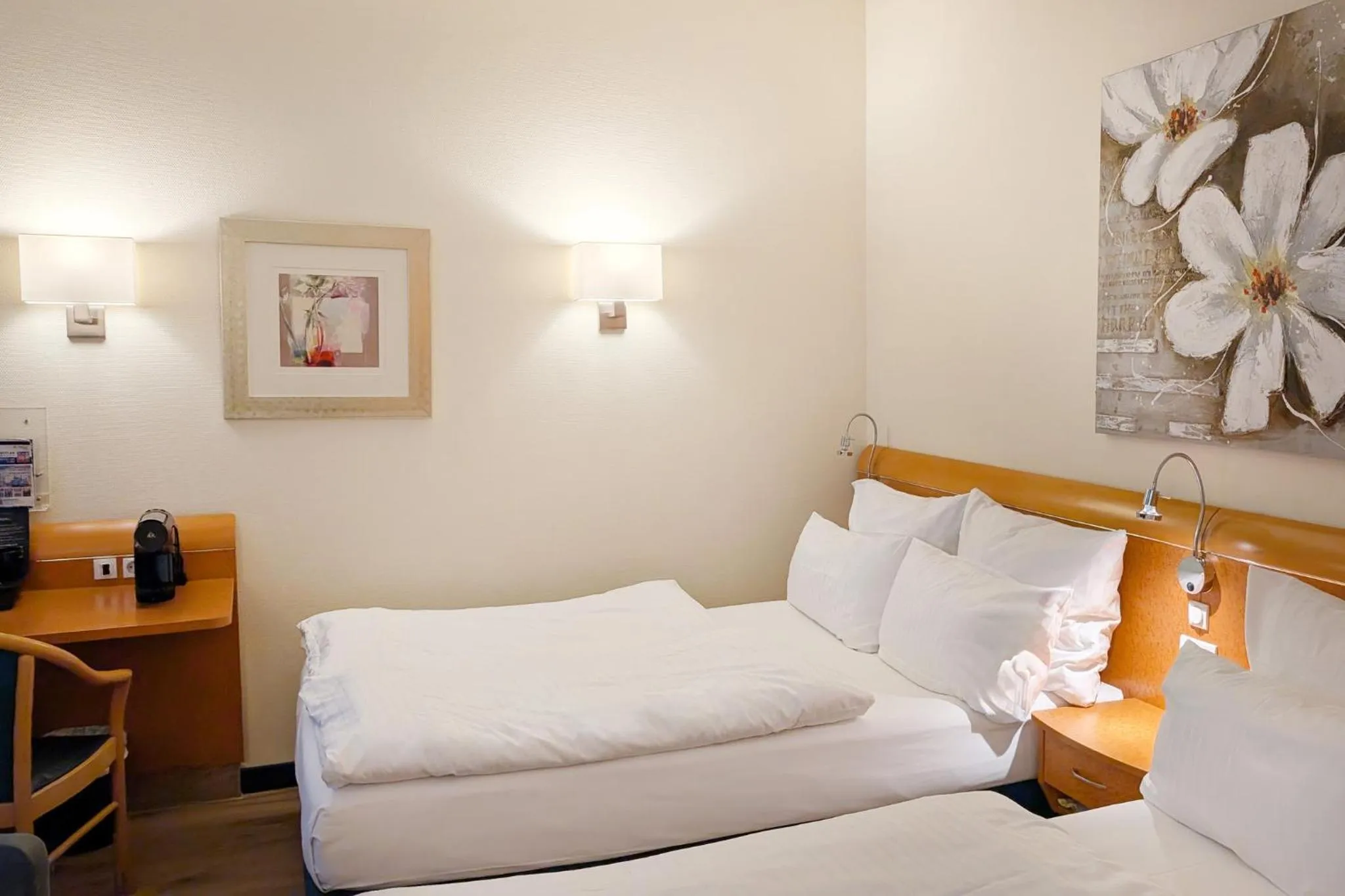 Photo of the whole room, Bed in Garner Hotel Hamburg - Wandsbek Marktplatz by IHG