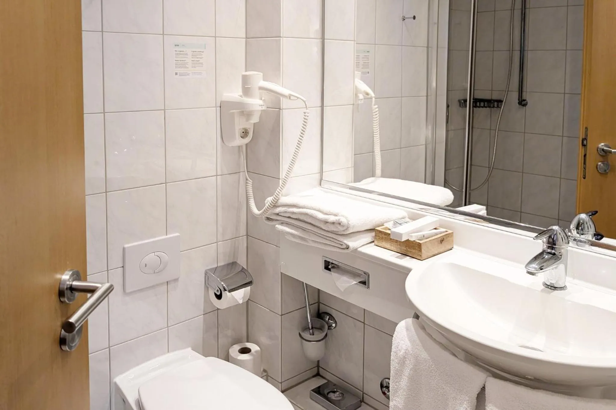 Bathroom in Garner Hotel Hamburg - Wandsbek Marktplatz by IHG