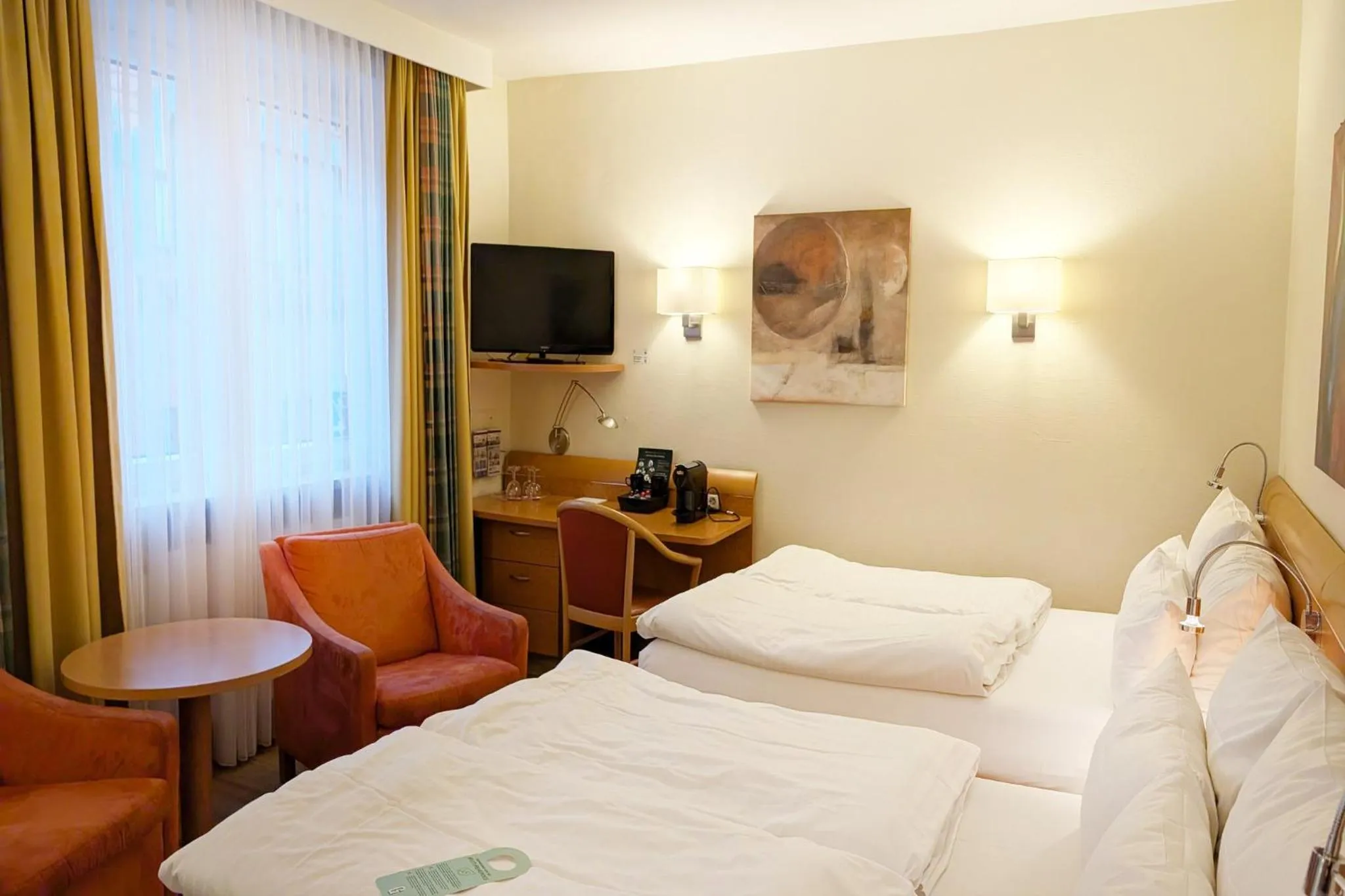 Photo of the whole room, Bed in Garner Hotel Hamburg - Wandsbek Marktplatz by IHG