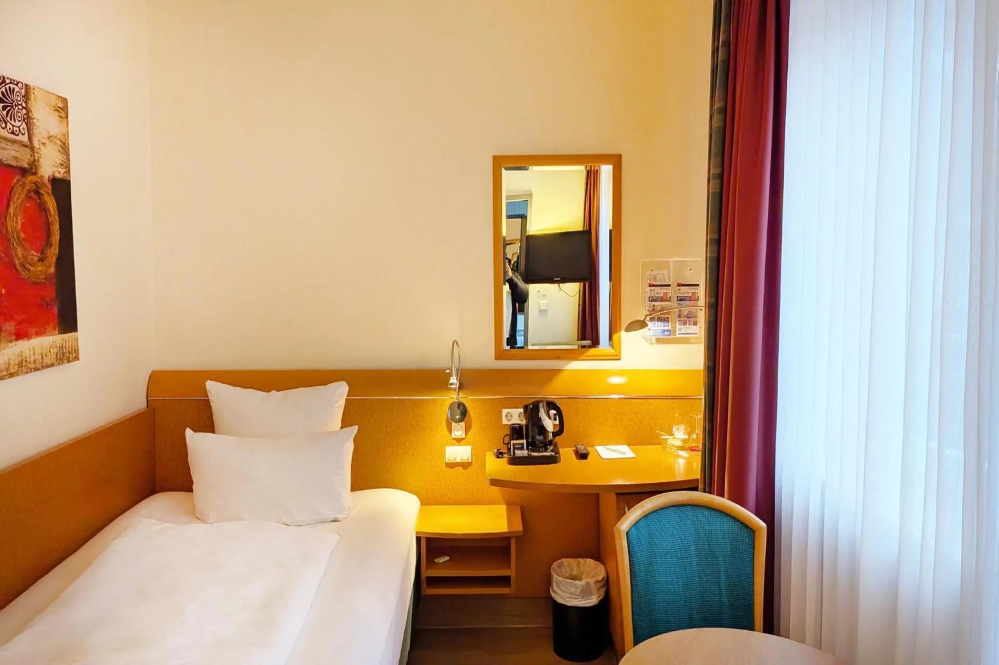 Photo of the whole room, Bed in Garner Hotel Hamburg - Wandsbek Marktplatz by IHG
