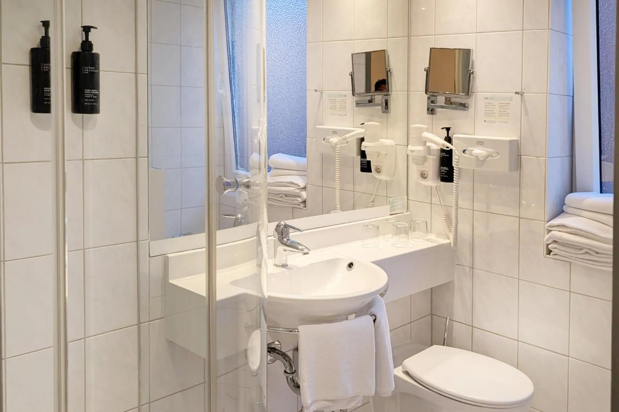 Bathroom in Garner Hotel Hamburg - Wandsbek Marktplatz by IHG