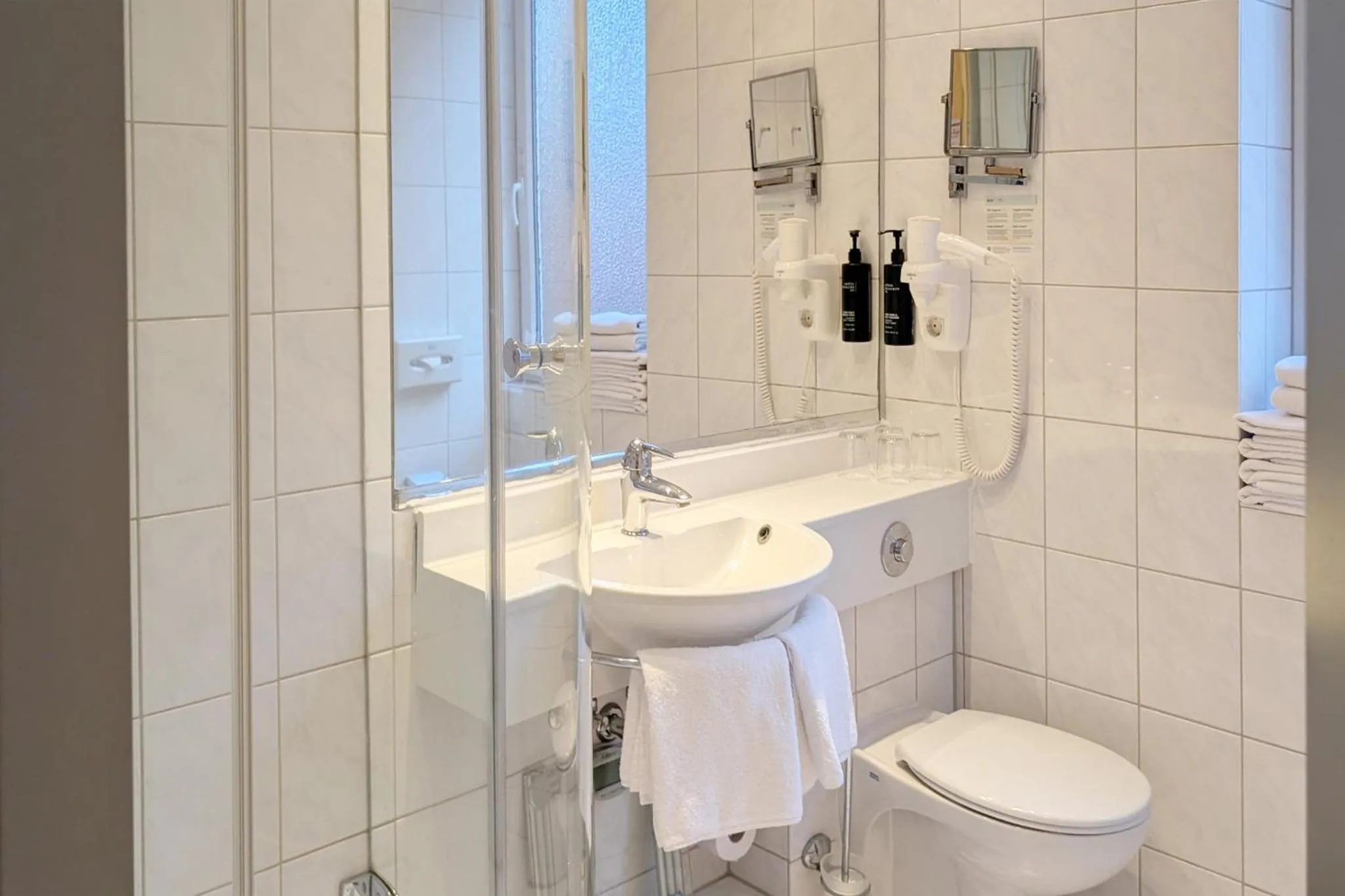 Bathroom in Garner Hotel Hamburg - Wandsbek Marktplatz by IHG