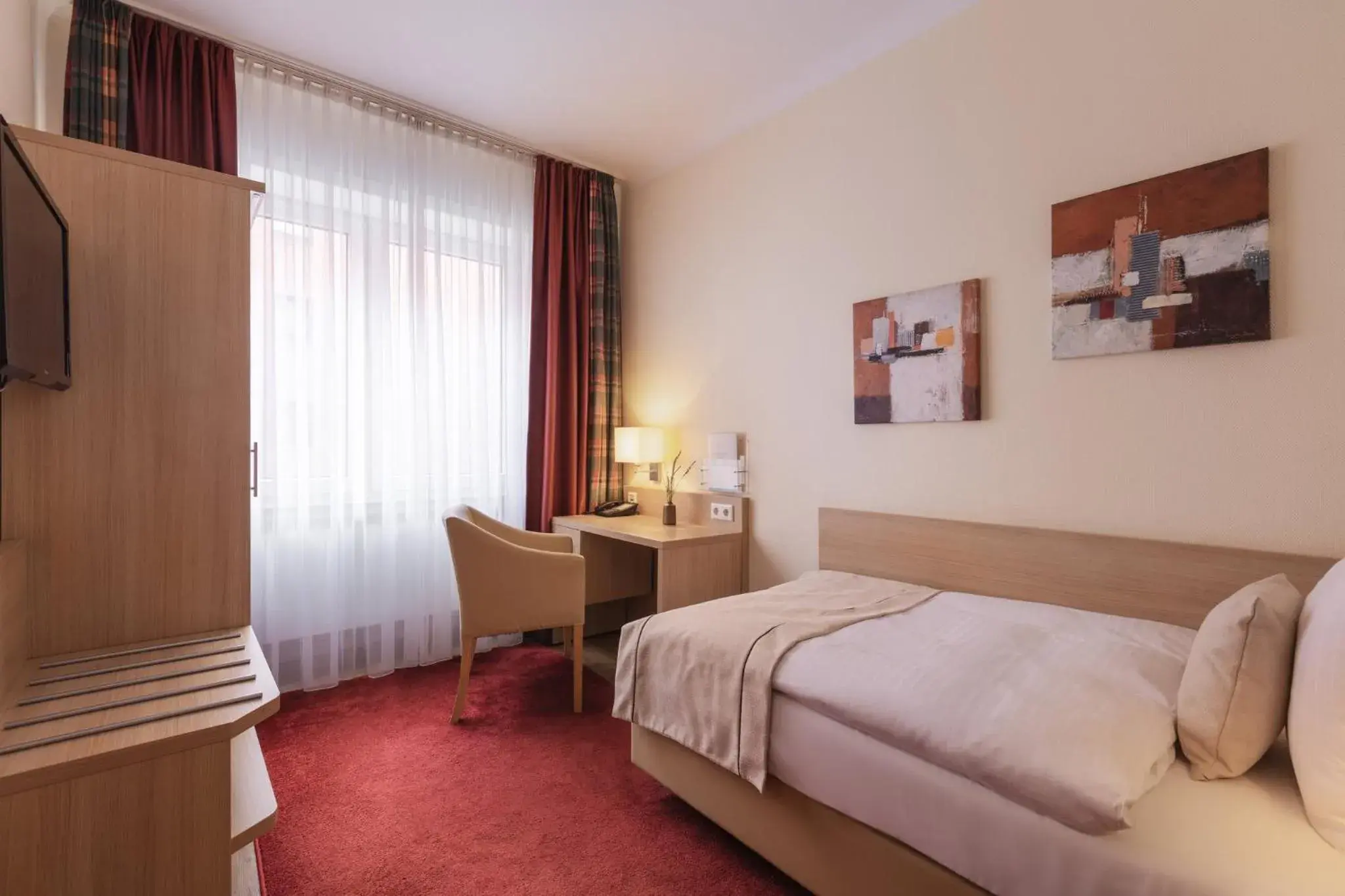 Photo of the whole room, Bed in Garner Hotel Hamburg - Wandsbek Marktplatz by IHG Photo of the whole room, Bed in Garner Hotel Hamburg - Wandsbek Marktplatz by IHG