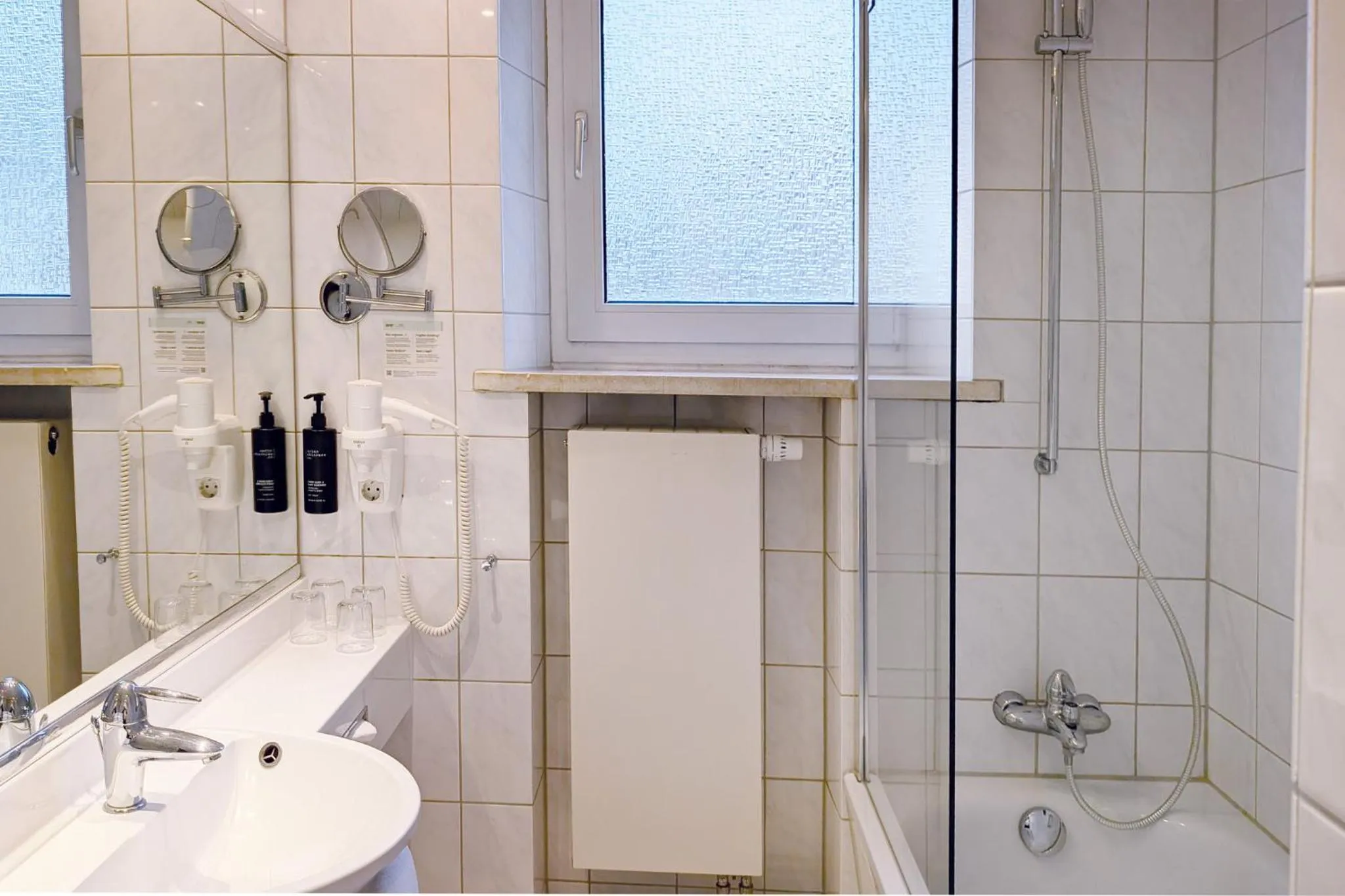 Bathroom in Garner Hotel Hamburg - Wandsbek Marktplatz by IHG