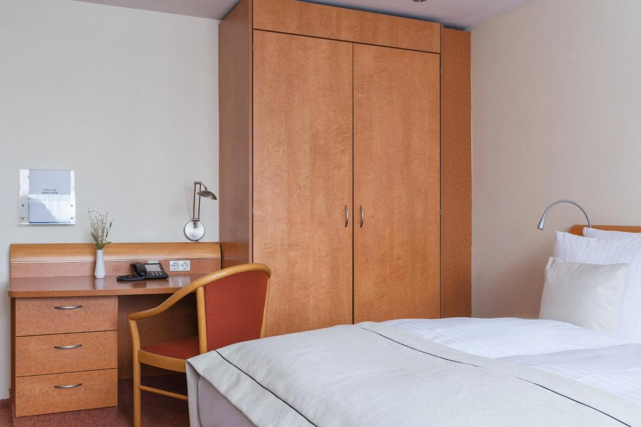 Photo of the whole room, Bed in Garner Hotel Hamburg - Wandsbek Marktplatz by IHG