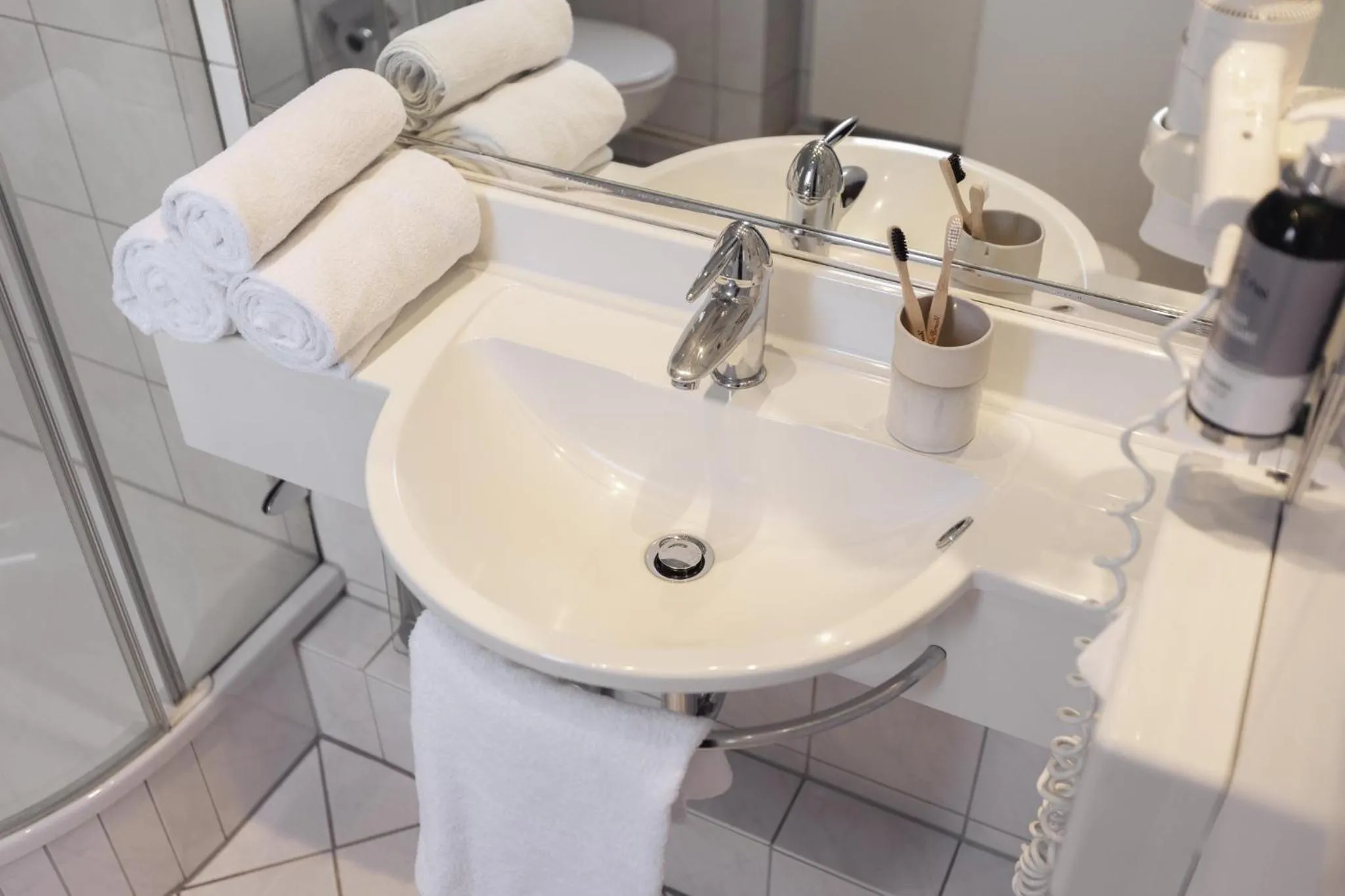 Bathroom in Garner Hotel Hamburg - Wandsbek Marktplatz by IHG