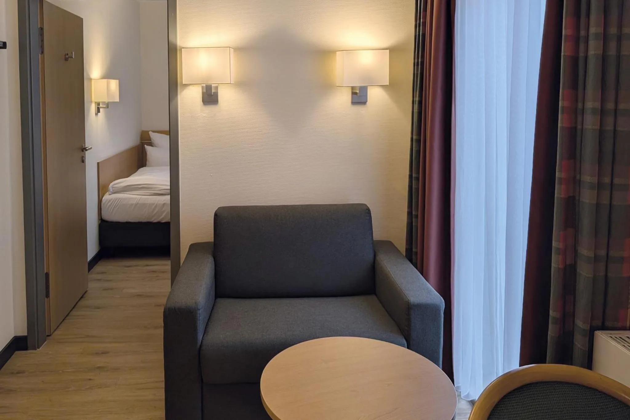 Photo of the whole room, Bed in Garner Hotel Hamburg - Wandsbek Marktplatz by IHG