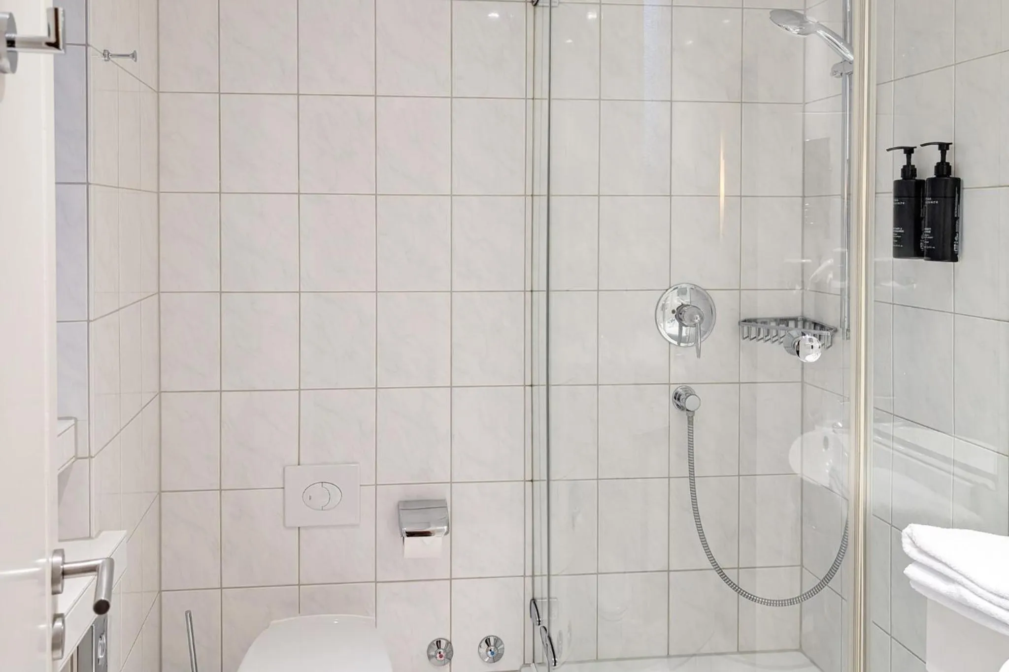 Bathroom in Garner Hotel Hamburg - Wandsbek Marktplatz by IHG