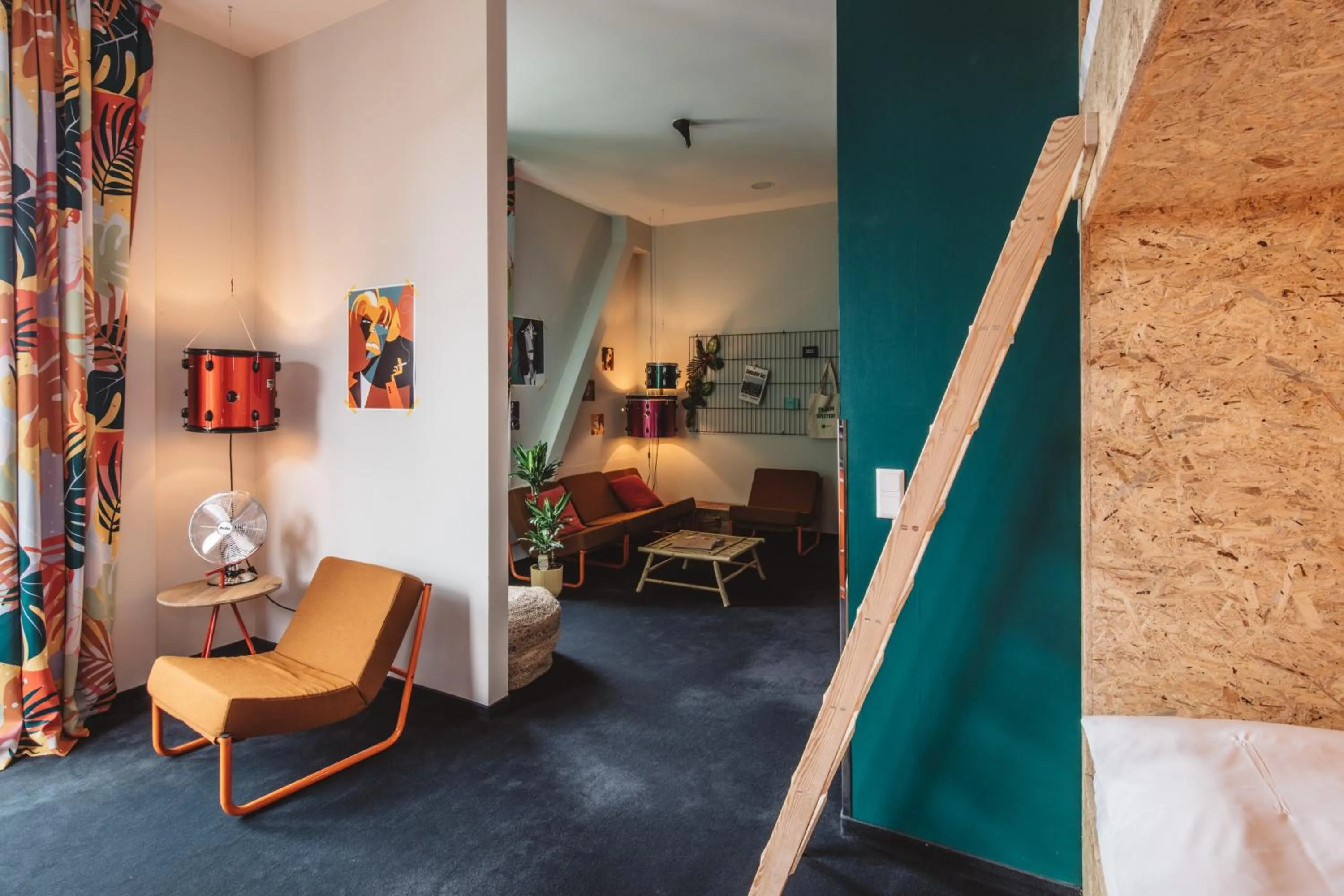 Living room, Bed in Superbude Hamburg Altona