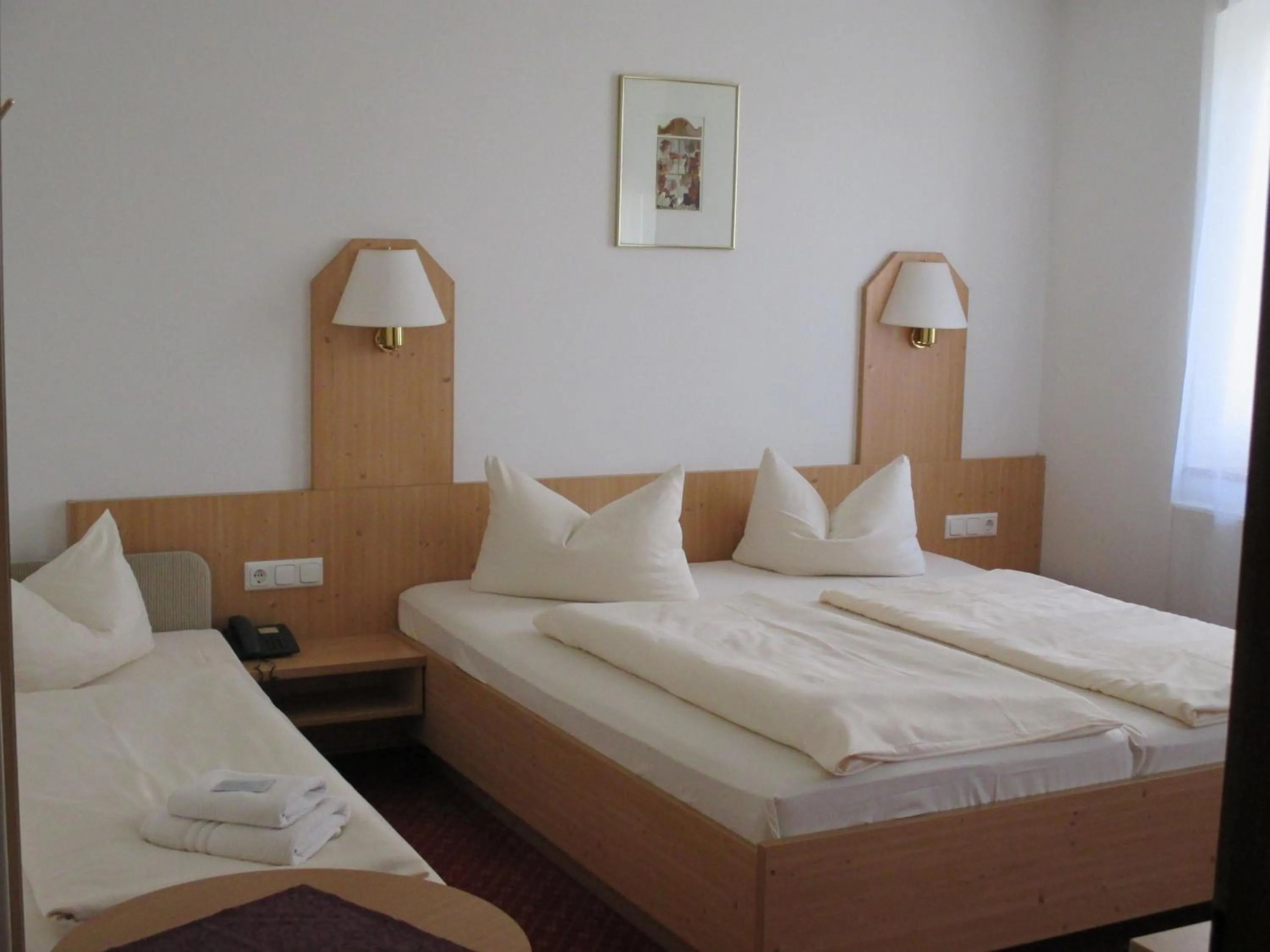 Bedroom, Bed in Hotel & Gästehaus Krone