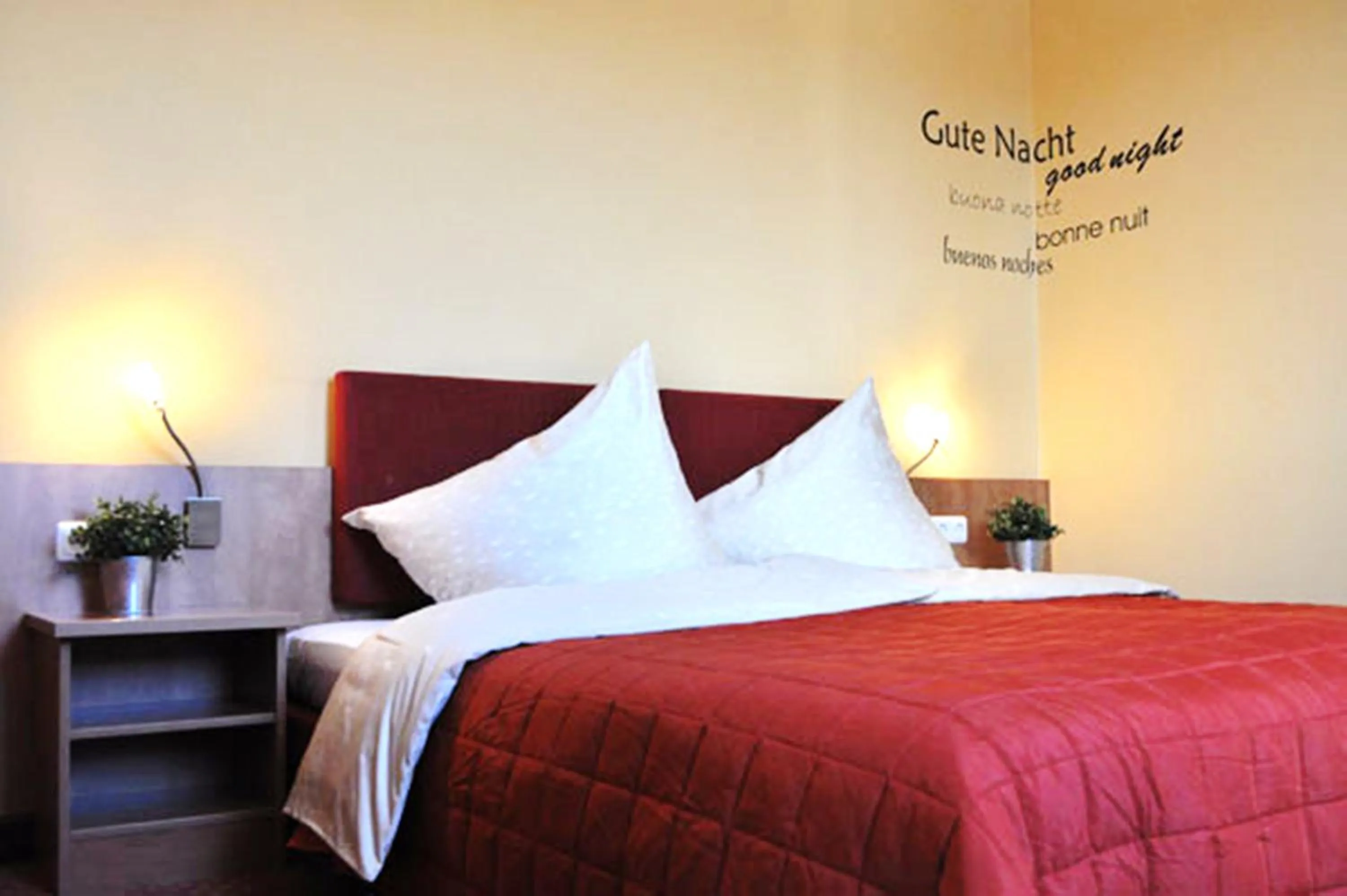 Photo of the whole room, Bed in Hotel-von-Heyden