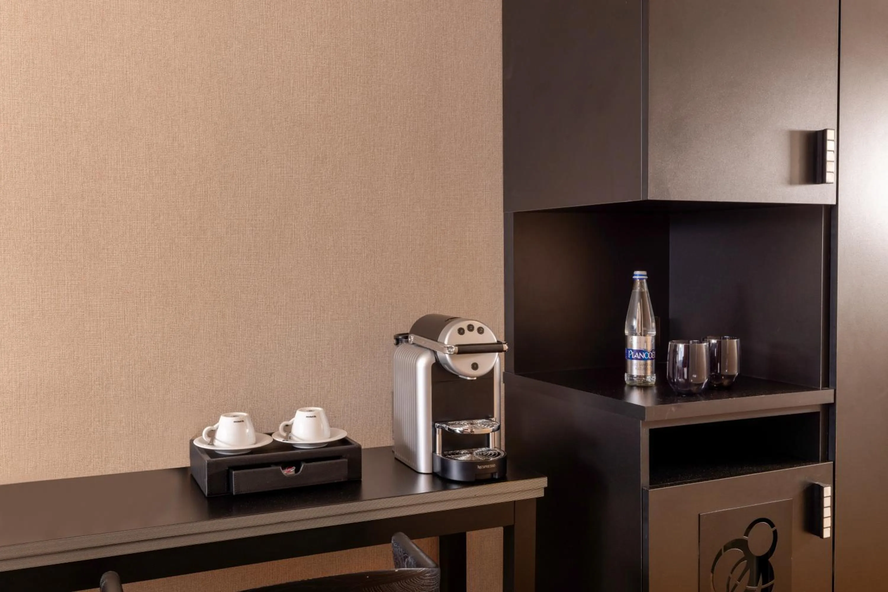 Coffee/tea facilities in Best Western Plus Hôtel Isidore