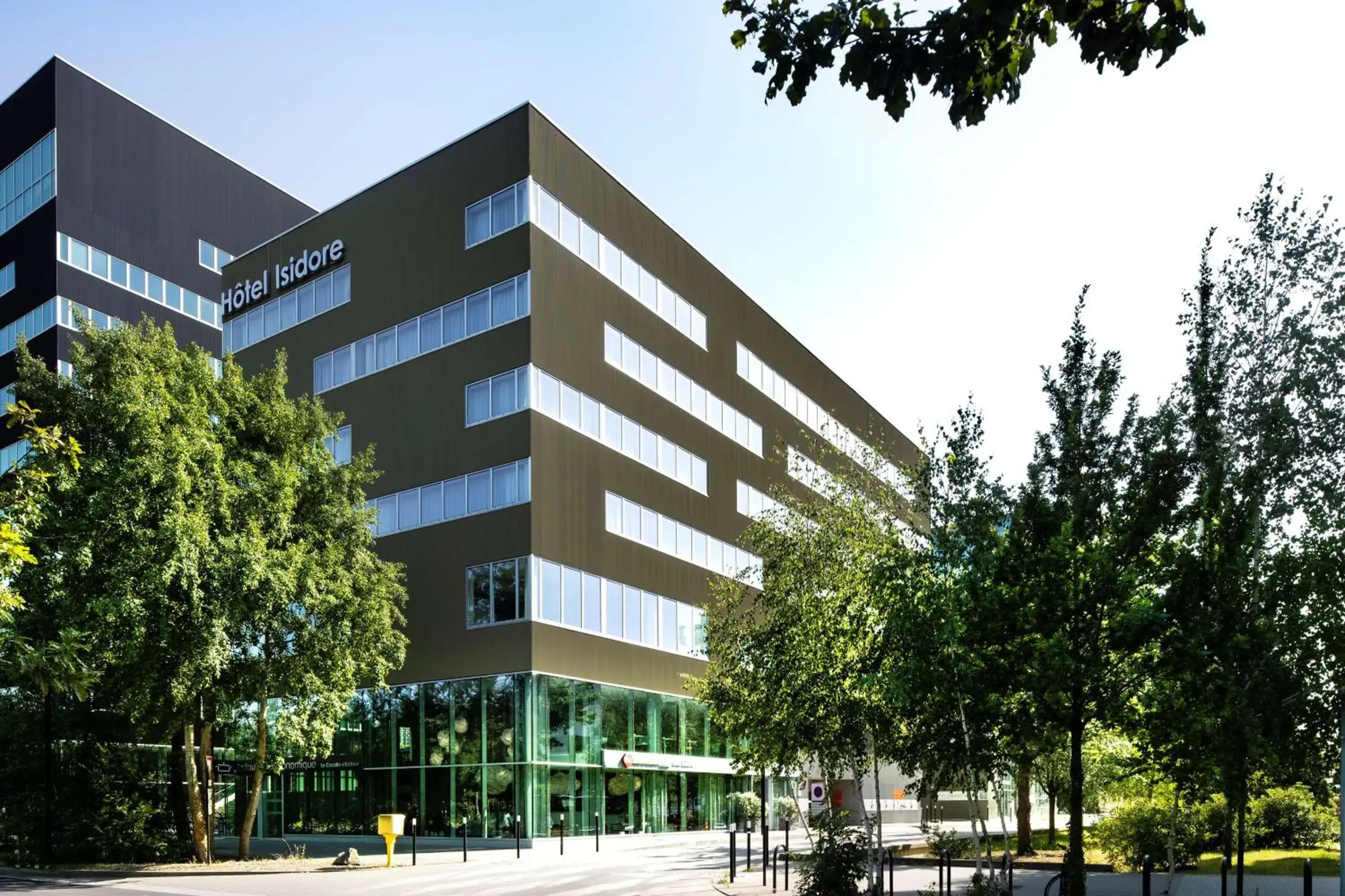 Property building in Best Western Plus Hôtel Isidore Property building in Best Western Plus Hôtel Isidore