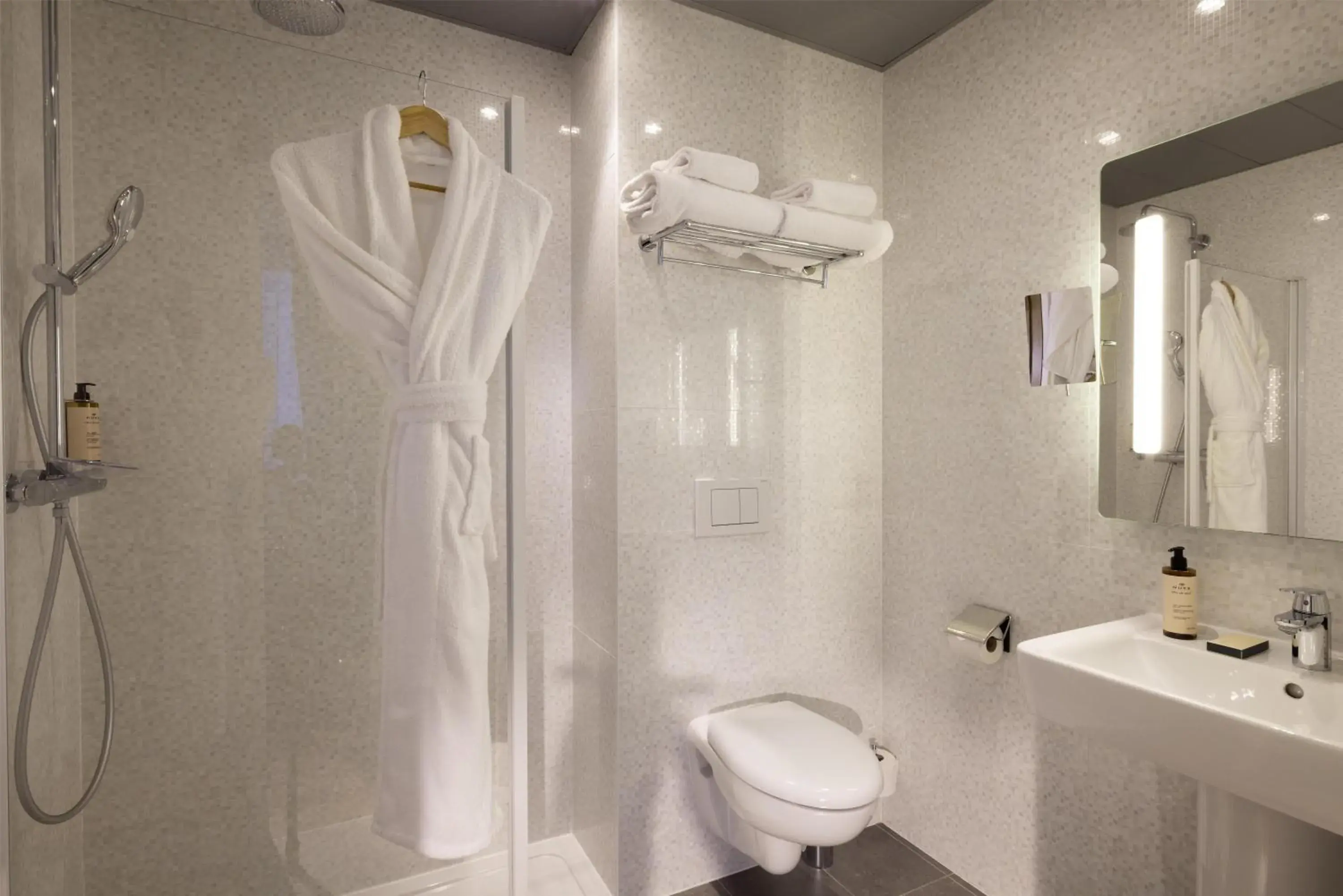 Bathroom in Best Western Plus Hôtel Isidore Bathroom in Best Western Plus Hôtel Isidore