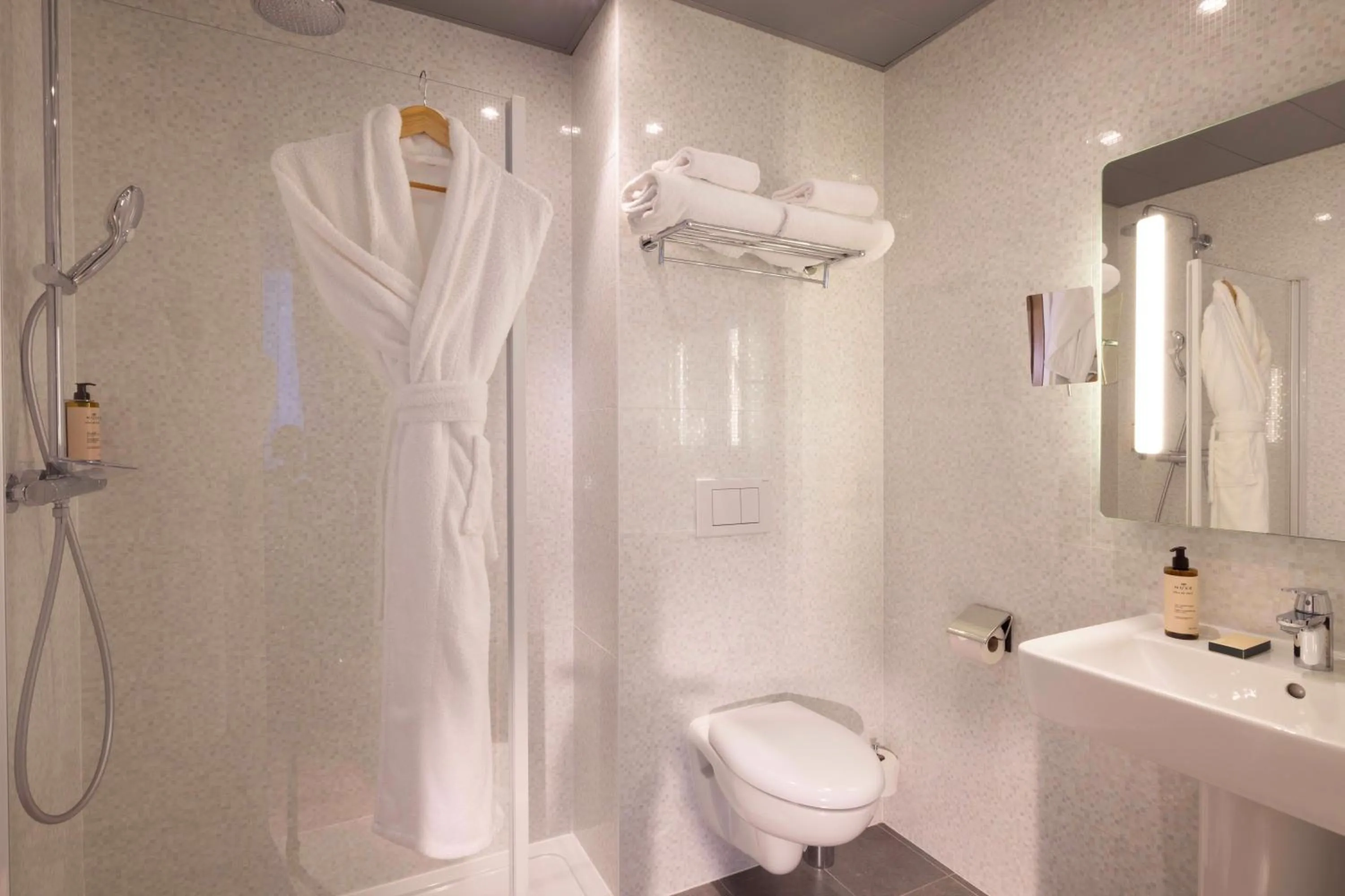 Shower in Best Western Plus Hôtel Isidore