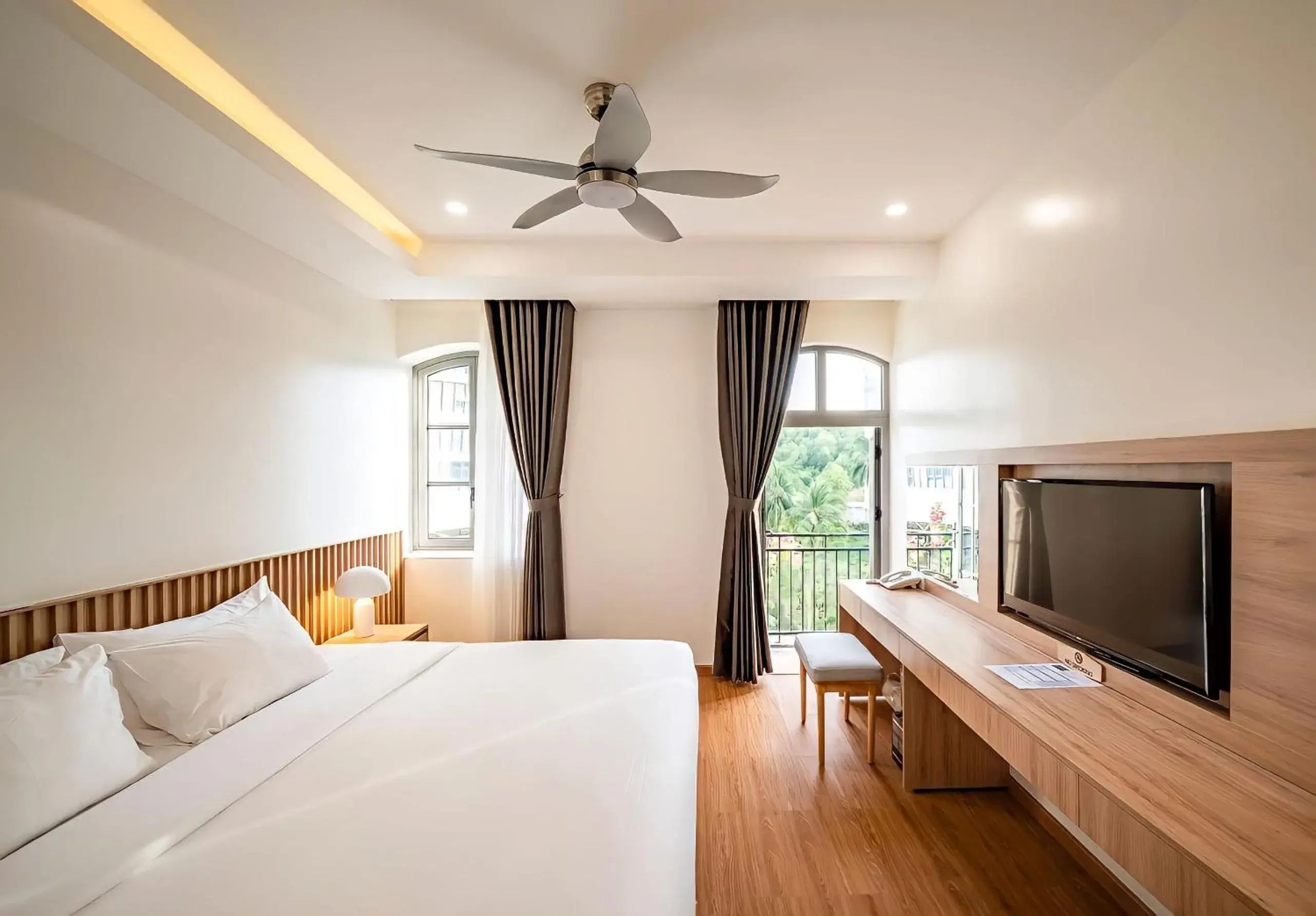 Premier Super King Room with Balcony in Ann Hotel & Spa Khem Beach PQ Premier Super King Room with Balcony in Ann Hotel & Spa Khem Beach PQ